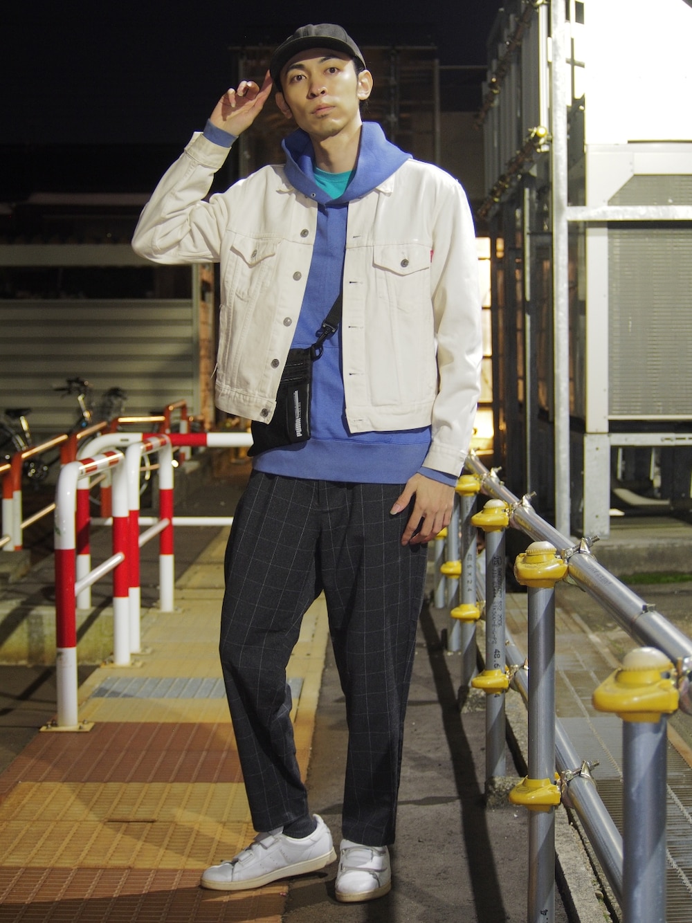 グレー系のパンツ、ホワイト系のスニーカー、ブラック系のボディバッグ/ウエストポーチを着用したメンズの春コーディネートの1枚目の写真