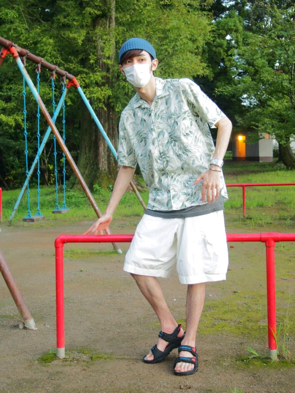 「青、ブルー、夏、夏コーデ、半袖シャツ、タンクトップ、短パン、ショートパンツ、サンダル、ニットキャップ、nautica、NIKE、ベネトン、Calvin Klein、古着」｜「NAUTICAのアイテム（パンツ、ホワイト系）」を使った、ゆういさん（メンズ・181cm）の秋コーディネートの1枚目の写真