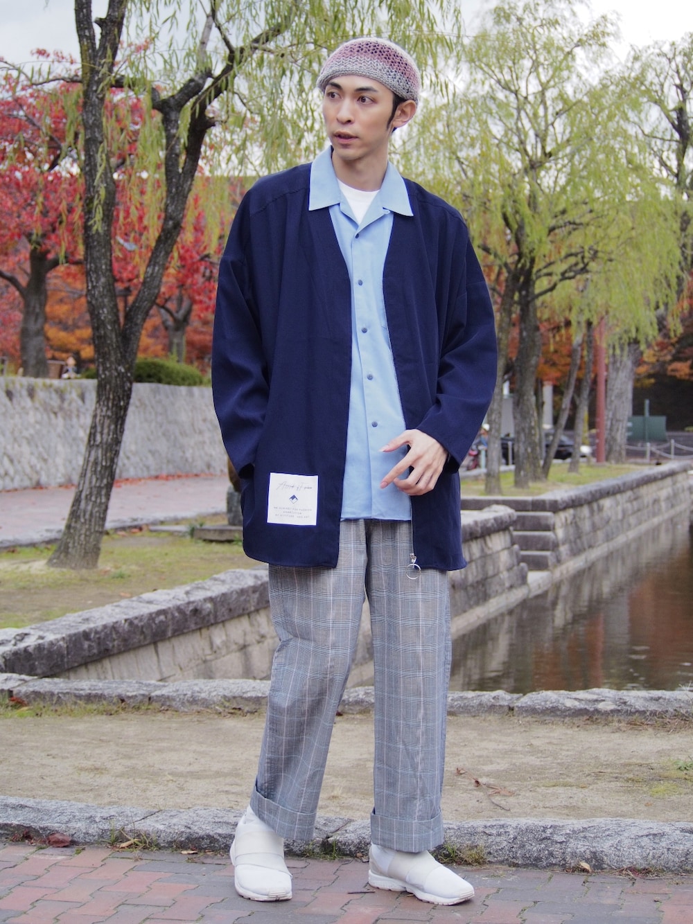グレー系のパンツ、ホワイト系のスニーカー、ブルー系のシャツ/ブラウスを着用したメンズの春コーディネートの1枚目の写真