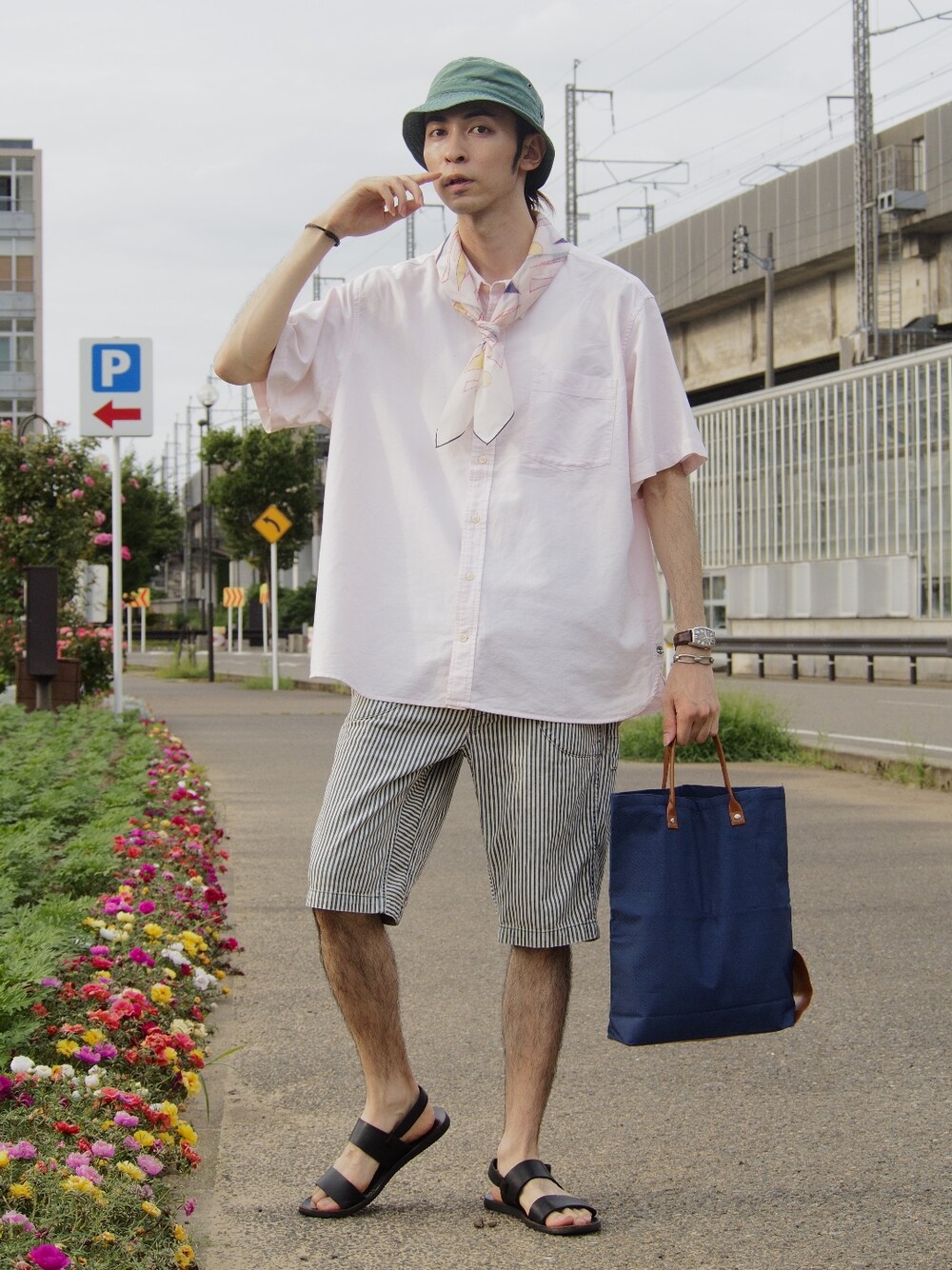 その他のパンツ、ブラック系のサンダル、ブルー系のバッグを着用したメンズの秋コーディネートの1枚目の写真