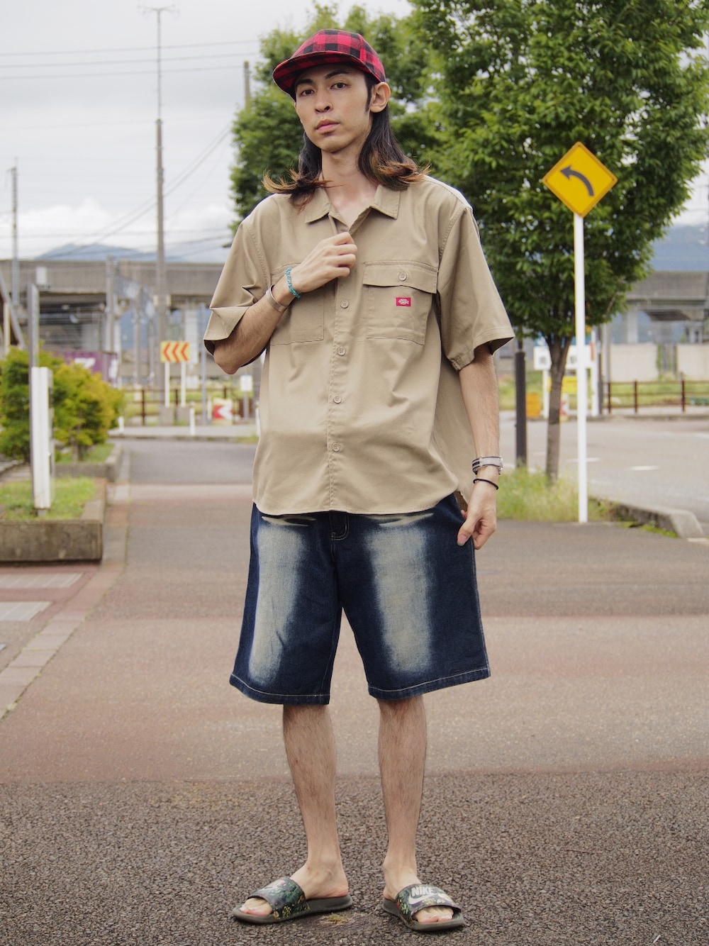 「夏コーデ、シャツスタイル、デニム、デニムパンツ、サンダル、キャップ、VANS、NIKE、Dickies、休日スタイル、古着」｜「VANSのアイテム（デニムパンツ、ブルー系）」を使った、ゆういさん（メンズ・181cm）の秋コーディネートの1枚目の写真