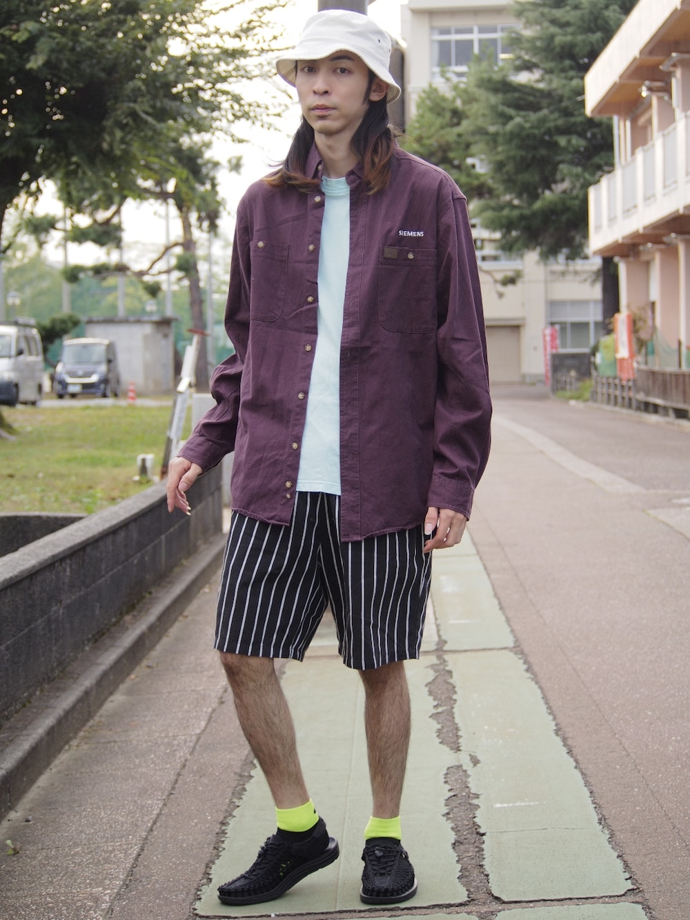 「秋コーデ、シャツスタイル、ハーフパンツ、サンダル、ハット、Wrangler、COOKMAN、keen、休日スタイル、古着」｜「COOKMANのアイテム（パンツ、ブラック系）」を使った、ゆういさん（メンズ・181cm）の冬コーディネートの1枚目の写真