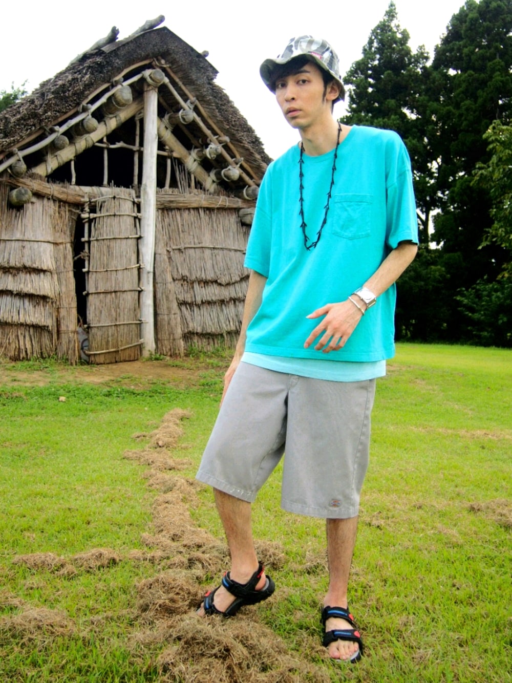 「青、ブルー、夏、夏コーデ、Tシャツ、短パン、ショートパンツ、サンダル、ハット、タンクトップ、Dickies、NIKE、UNIQLO、CHUMS、古着」｜「Dickiesのアイテム（パンツ、グレー系）」を使った、ゆういさん（メンズ・181cm）の秋コーディネートの1枚目の写真