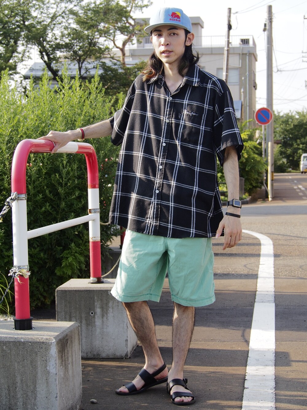グリーン系のパンツ、ブラック系のサンダル、ブラック系のシャツ/ブラウスを着用したメンズの秋コーディネートの1枚目の写真