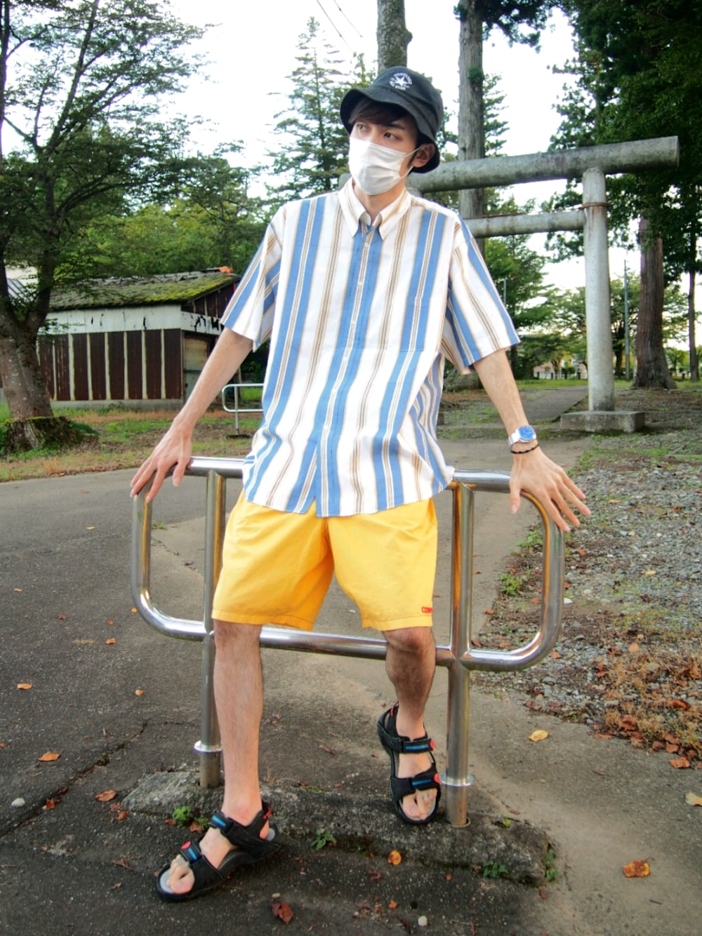 「青、ブルー、夏、夏コーデ、短パン、ショートパンツ、ストライプシャツ、converse、McGREGOR、NIKE、Paul Smith、ハット、古着、神社」｜「CONVERSEのアイテム（パンツ、イエロー系）」を使った、ゆういさん（メンズ・181cm）の秋コーディネートの1枚目の写真