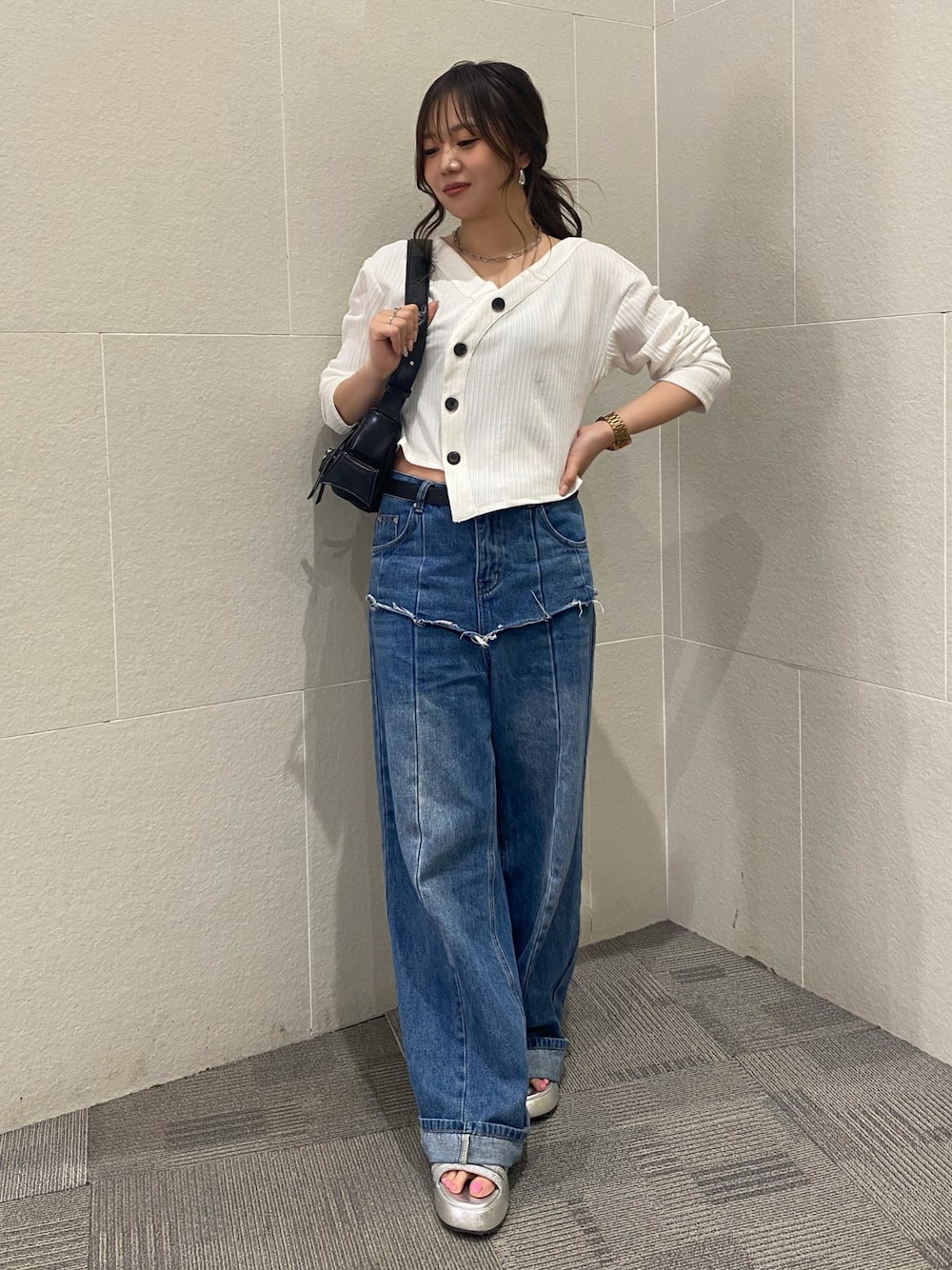 「ワイドパンツ、シンプルコーデ、きれいめカジュアル、デニム、低身長コーデ、ラクチンコーデ、カジュアルスタイル、キレイめカジュアル、低身長女子、春コーデ、カーディガン、ママコーデ、骨格ストレート」｜「ANAPのウェーブデザインリブカーディガン（カーディガン/ボレロ、ホワイト系）」を使った、Hazukiさん（骨格ストレート・レディース・155cm）の春コーディネートの1枚目の写真