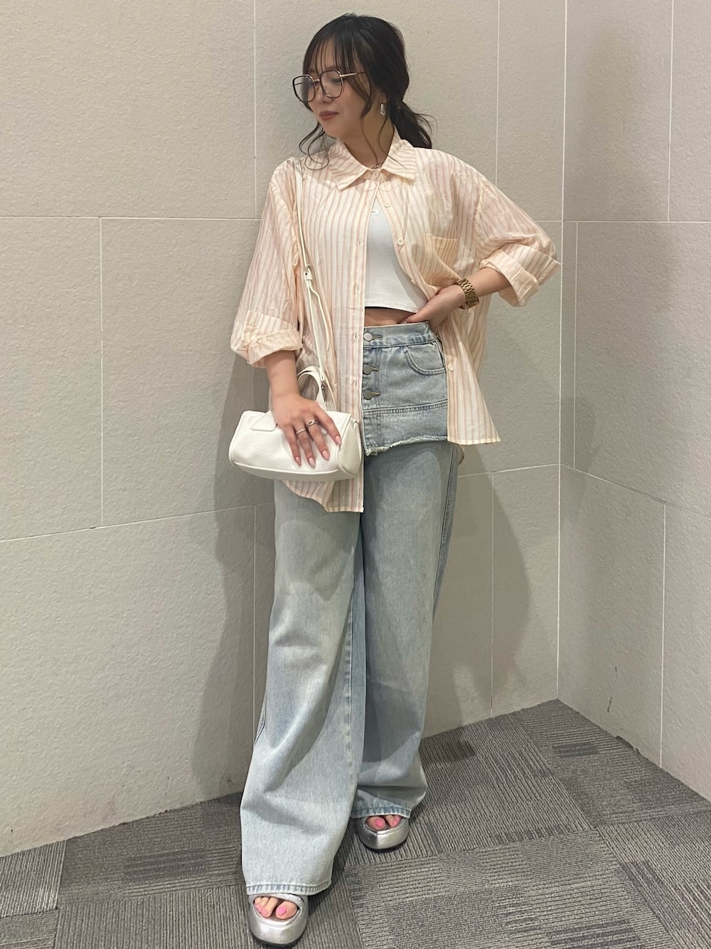「柄シャツ、シャツスタイル、休日スタイル、デニム、低身長コーデ、ストライプシャツ、淡色コーデ、きれいめカジュアル、オトナ女子、春服、150cm台コーデ、ママコーデ、骨格ストレート」｜「ANAPのラメストライプシャツ（シャツ/ブラウス、ピンク系）」を使った、Hazukiさん（骨格ストレート・レディース・155cm）の春コーディネートの1枚目の写真