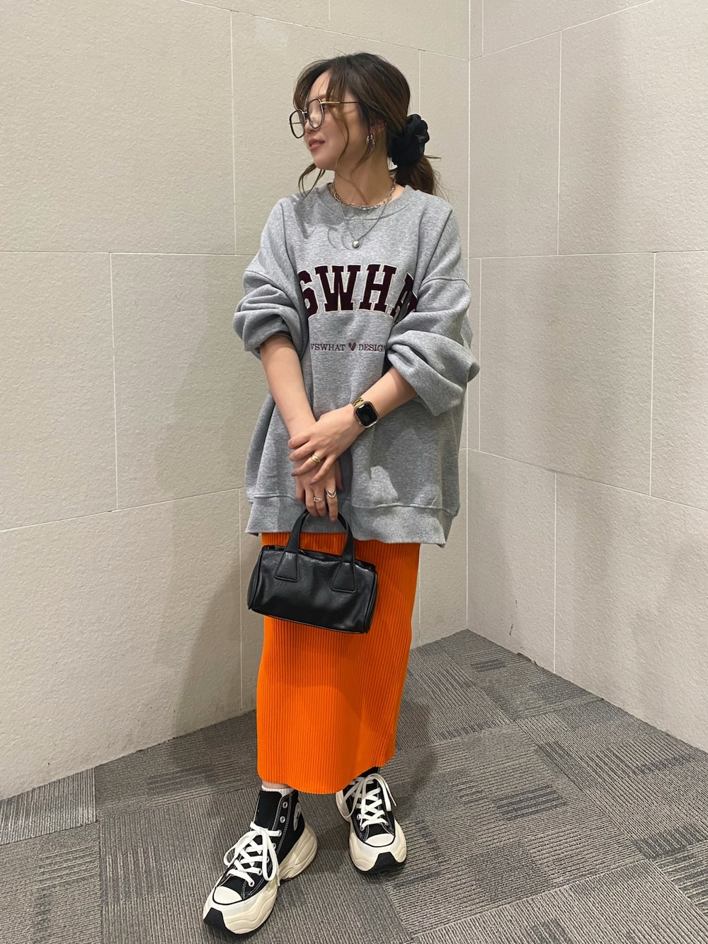 「大人カジュアル、スニーカー、お出かけコーデ、スウェット、タイトスカート、休日コーデ、主婦コーデ、ママコーデ、春コーデ」｜「ANAPのリブニットロングスカート（スカート、オレンジ系）」を使った、Hazukiさん（骨格ストレート・レディース・155cm）の春コーディネートの1枚目の写真