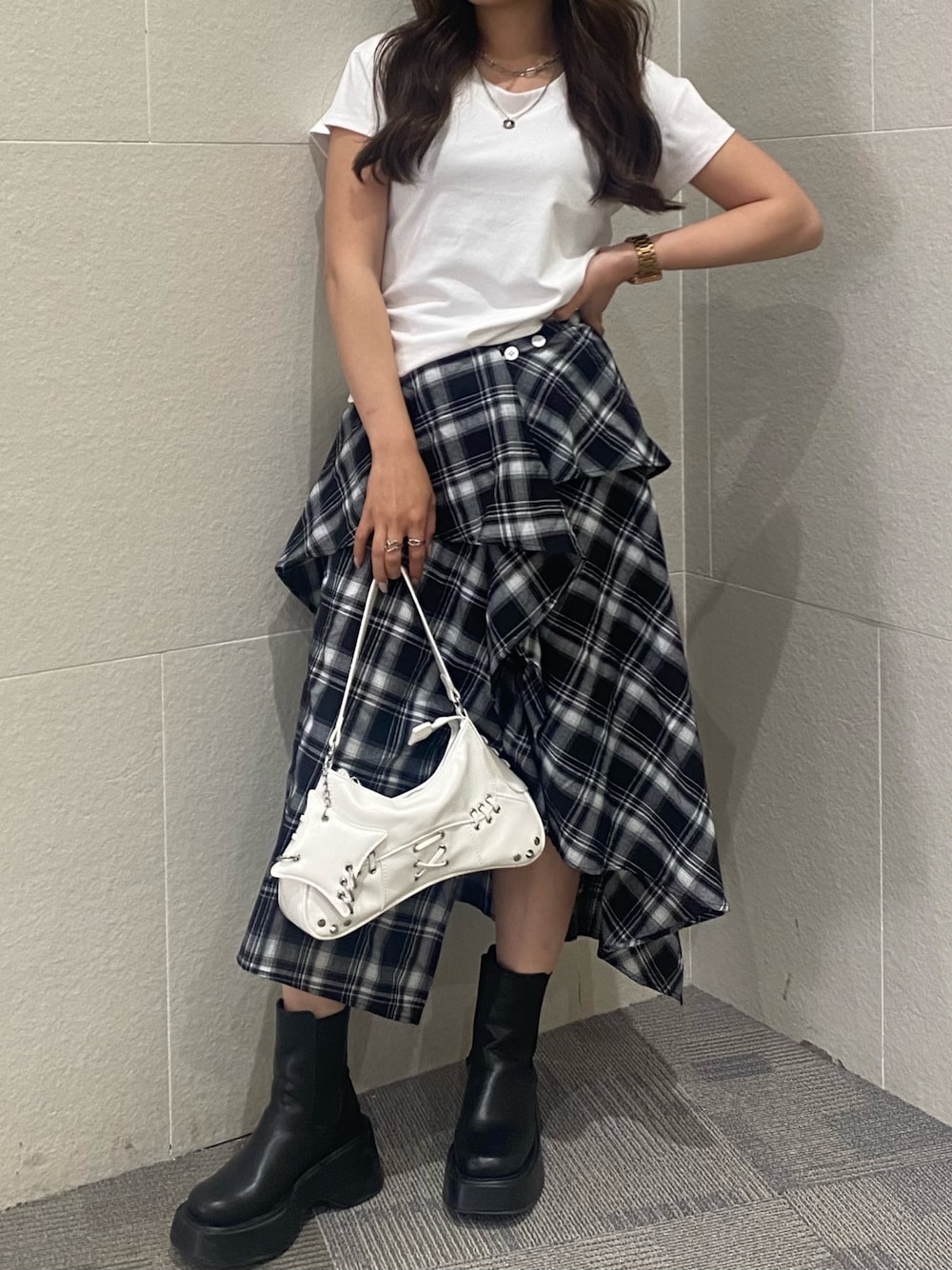 「白Tシャツ、モノトーン、ロングスカート、きれいめカジュアル、モノトーンコーデ、チェック、ディズニーコーデ、骨格ストレート、低身長、雨の日コーデ、ライブコーデ、ママコーデ」｜「ANAPのシンプルノーマルTシャツ（Tシャツ/カットソー、ホワイト系）」を使った、Hazukiさん（骨格ストレート・レディース・155cm）の夏コーディネートの1枚目の写真
