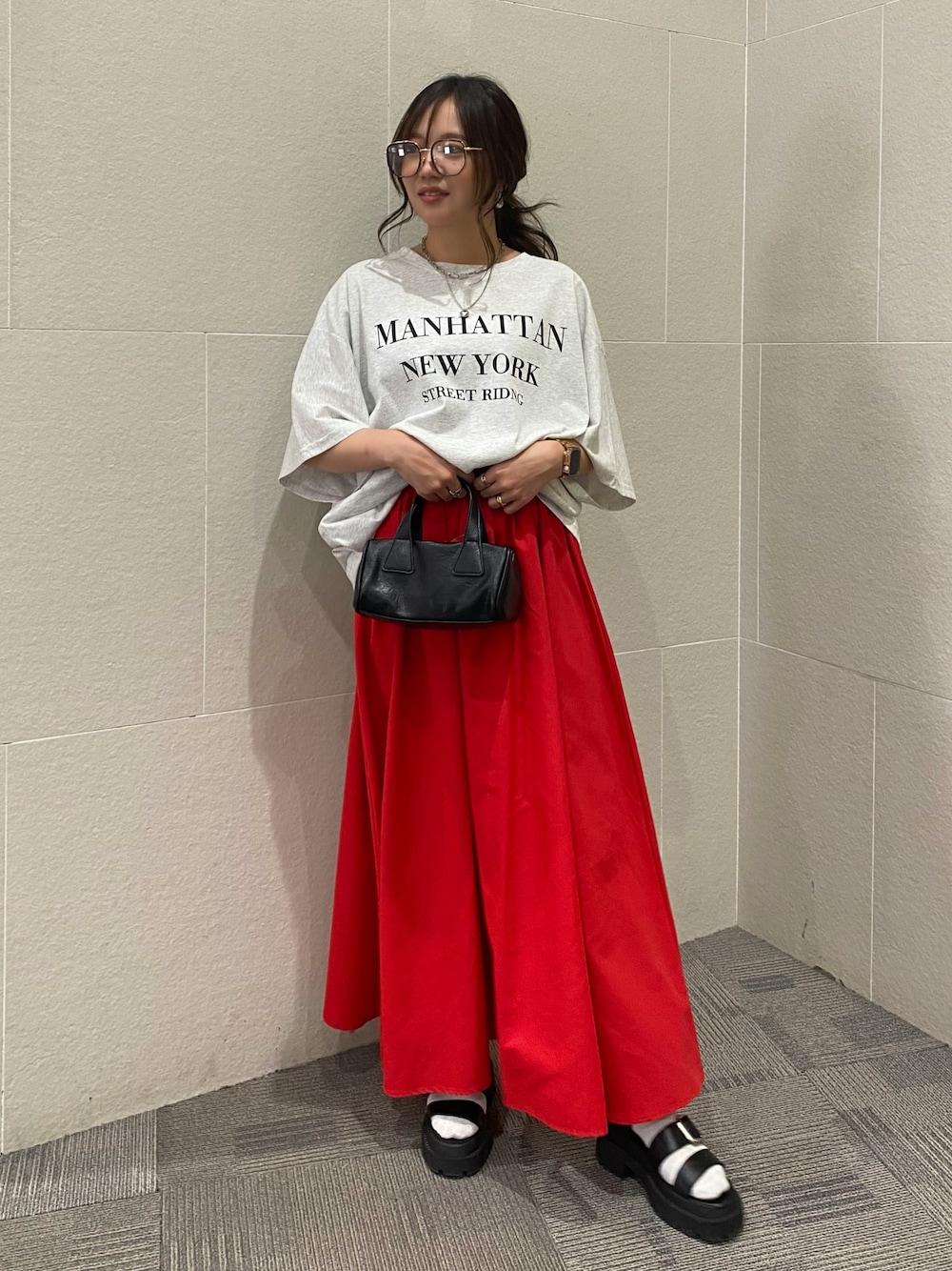 「白Tシャツ、きれいめカジュアル、低身長コーデ、夏コーデ、オトナ女子、夏服、ラクチンコーデ、スカートコーデ、スカートスタイル、オトナカワイイ、カラーコーデ、ママコーデ、骨格ストレート」｜「ANAPのマンハッタン ロゴ Tシャツ（Tシャツ/カットソー、グレー系）」を使った、Hazukiさん（骨格ストレート・レディース・155cm）の春コーディネートの1枚目の写真