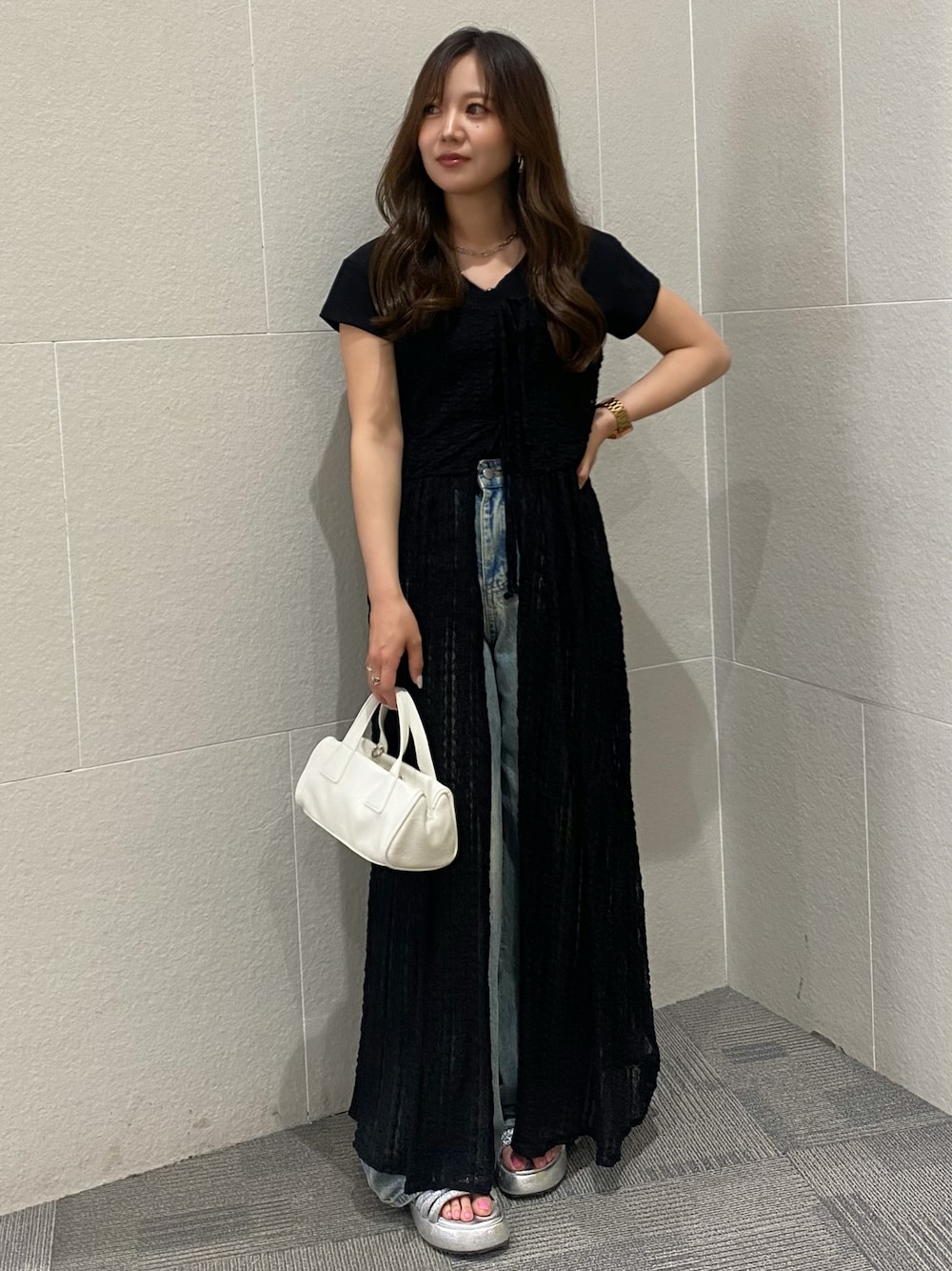 「モノトーン、黒Tシャツ、低身長コーデ、ワンピース、きれいめカジュアル、レイヤードスタイル、デニム、オトナカジュアル、キレイめカジュアル、大人かわいい、低身長女子、骨格ストレート、ママコーデ」｜「ANAPのシンプルノーマルTシャツ（Tシャツ/カットソー、ブラック系）」を使った、Hazukiさん（骨格ストレート・レディース・155cm）の夏コーディネートの1枚目の写真