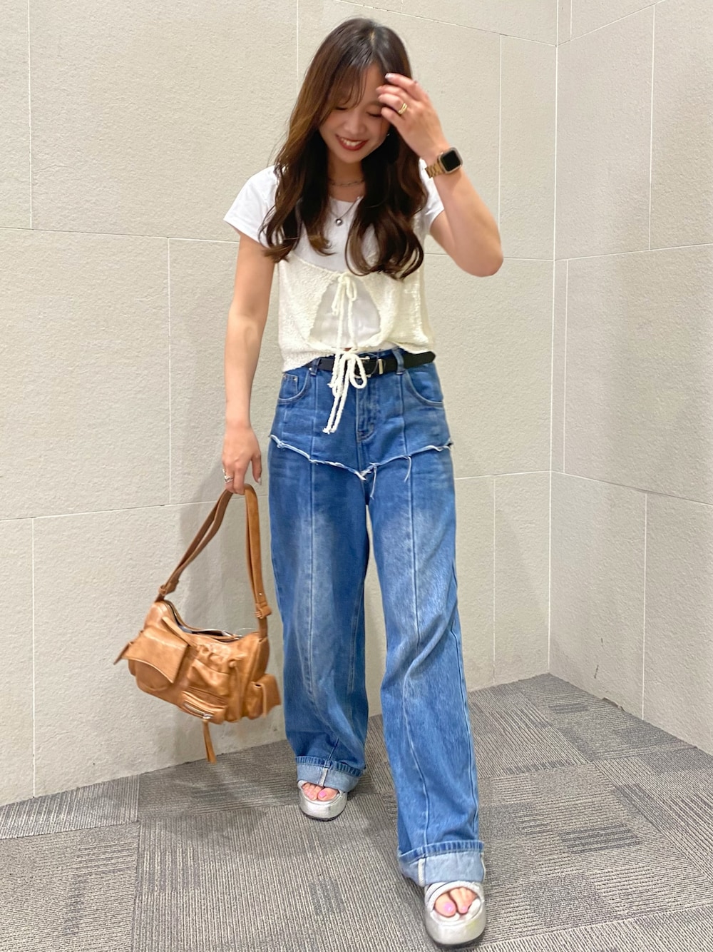 「白Tシャツ、サンダル、低身長コーデ、リボン、ビスチェ、きれいめカジュアル、レイヤードスタイル、デニム、オトナカジュアル、キレイめカジュアル、シンプルカジュアル、大人かわいい、低身長女子、骨格ストレート、ママコーデ」｜「ANAPのシンプルノーマルTシャツ（Tシャツ/カットソー、ホワイト系）」を使った、Hazukiさん（骨格ストレート・レディース・155cm）の春コーディネートの1枚目の写真