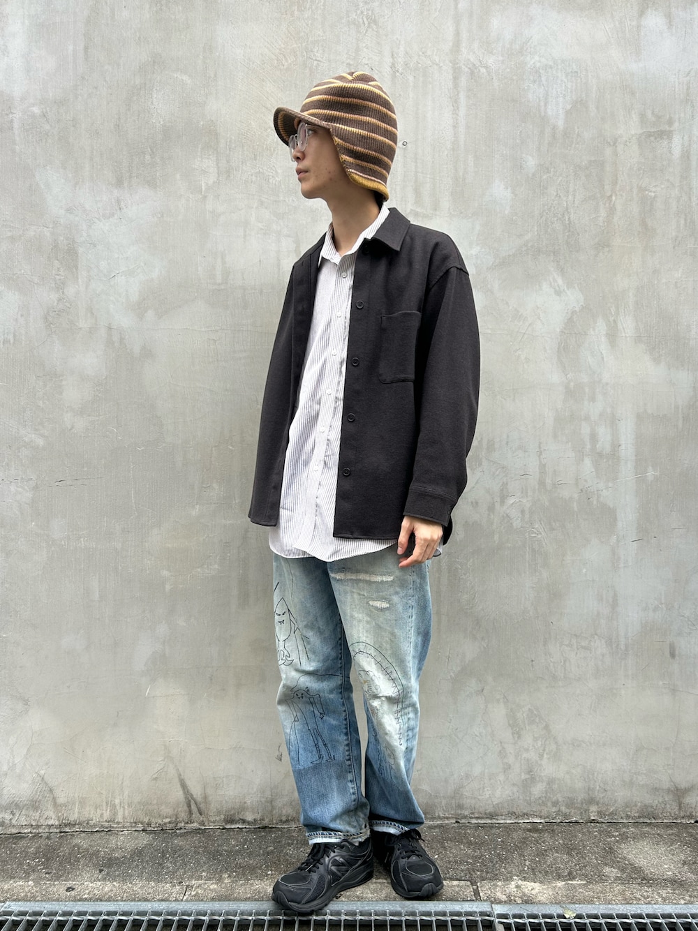 ブラウン系のキャップを着用したメンズの秋コーディネートの1枚目の写真