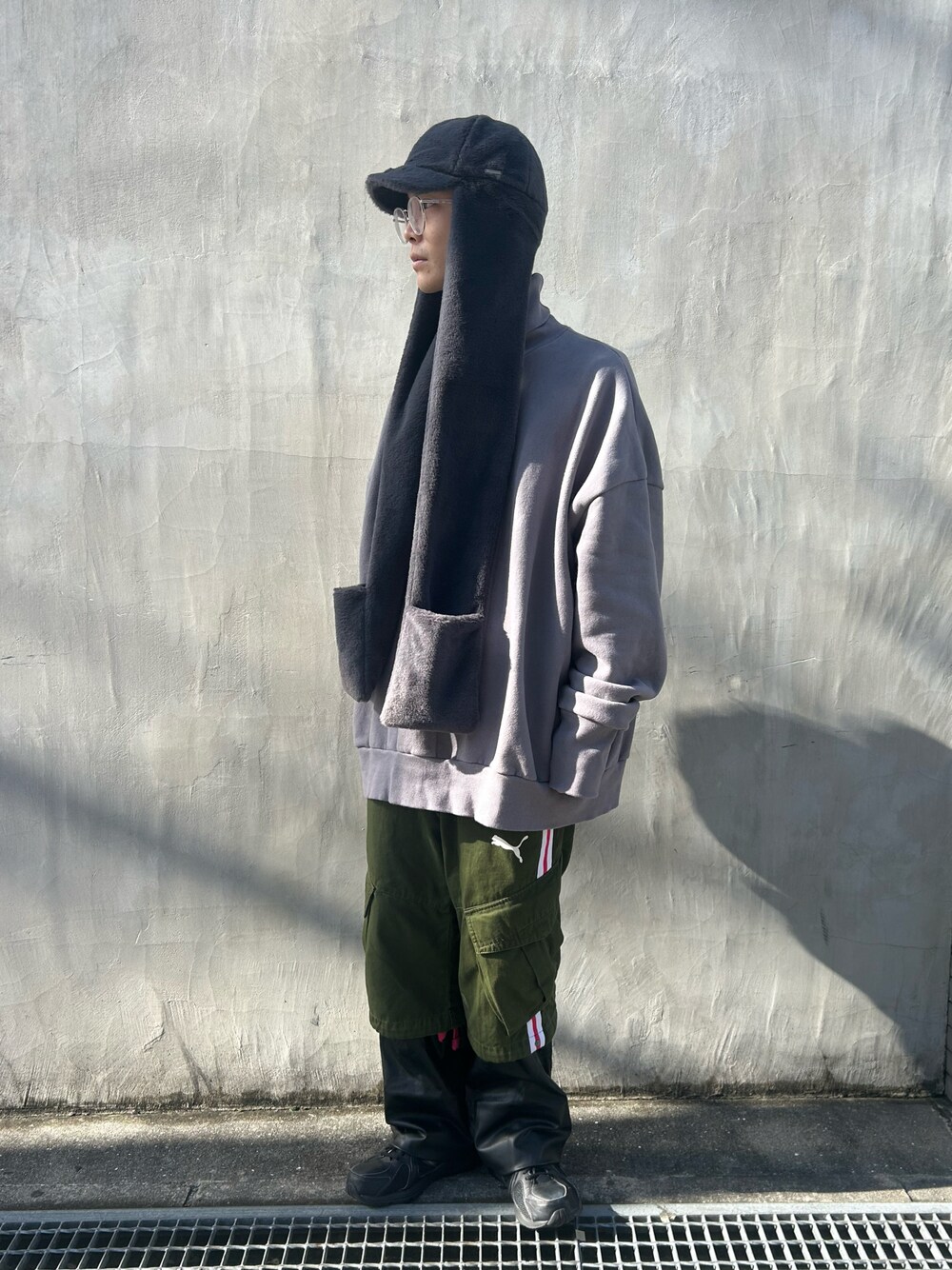 グレー系のキャップを着用したメンズの冬コーディネートの1枚目の写真