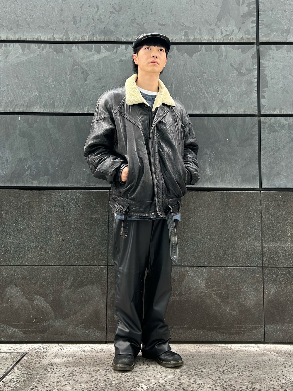 ブラック系のブーツ、ブラック系のハンチング/ベレー帽を着用したメンズの冬コーディネートの1枚目の写真