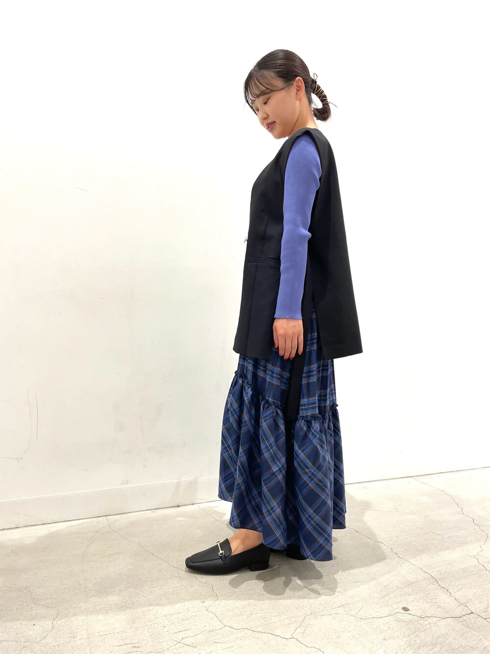 パープル系のニット/セーター、ブラック系のローファー、ブラック系のベストを着用したレディースの夏コーディネートの1枚目の写真