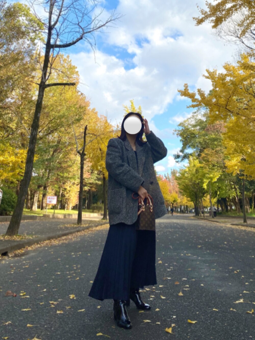 「休日スタイル、ワンピース、ジャケット、ミニバッグ、ブーツ、紅葉、公園、大阪城公園、ZARA、LouisVuitton、ロングスカート、sy_ootd、フォロー、イイネ、お気に入り登録お願いします♡、instagram:sh_u41z」｜「👵🏻のおさがりのアイテム（テーラードジャケット、グレー系）」を使った、sshuuさん（レディース・153cm）の秋コーディネートの1枚目の写真