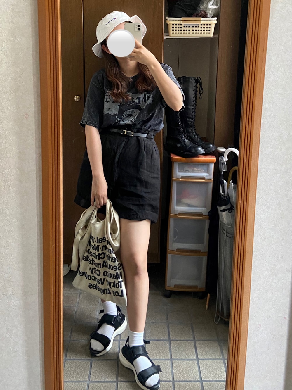 「夏コーデ、Tシャツ、バケットハット、asics、LOWECO、古着、古着女子、古着コーデ、スポーツサンダル×靴下、スポーツサンダル、メンズライク、休日コーデ、sy_ootd、フォロー、イイネ、お気に入り登録お願いします♡、instagram:sh_u41z」｜「LOWECOのアイテム（Tシャツ/カットソー、ブラック系）」を使った、sshuuさん（レディース・154cm）の夏コーディネートの1枚目の写真