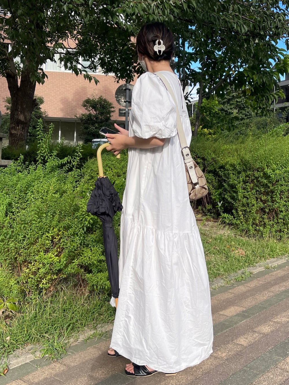 「休日スタイル、ワンピース、ワンピース×サンダル、白ワンピース、ZARA、COACH、シンプルコーデ、ヘアクリップ、Lattice、ラティス、ショルダーバッグ、ザラ、sy_ootd、フォロー、イイネ、お気に入り登録お願いします♡、instagram:sh_u41z」｜「COACHのアイテム（ショルダーバッグ、ベージュ系）」を使った、sshuuさん（レディース・153cm）の夏コーディネートの1枚目の写真