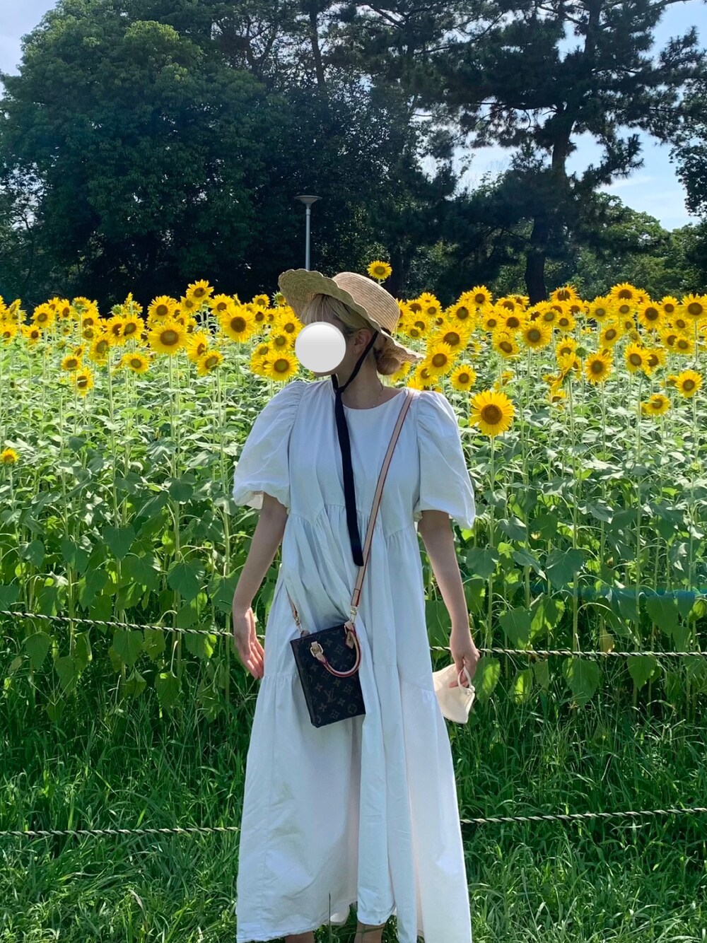 「ビタミンカラー、大人カジュアル、夏コーデ、ワンピーススタイル、むぎわら帽子、ひまわり畑、低身長、白ワンピース、ZARA、キャセリーニ、casselini、sy_ootd、Instagramもよかったらよろしくお願いします🙇、フォロー、イイネ、お気に入り登録お願いします♡、LouisVuitton」｜「CasseliniのナミナミHAT/948861（ハット、ベージュ系）」を使った、sshuuさん（レディース・154cm）の夏コーディネートの1枚目の写真