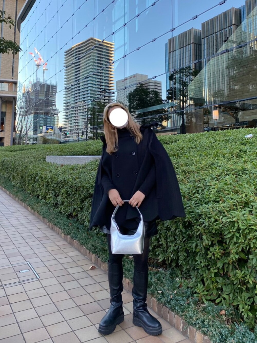「冬のコーデ、フレンチガーリー、ケープコート、ロングブーツ、Bibiy、JEANASiS、bibiy_girls、ブラック、カフェ、オトナカワイイ、おしゃれさんと繋がりたい、クリスマスに着たい服、sy_ootd、Instagramもよかったらよろしくお願いします🙇、instagram:sh_u41z」｜「JEANASISのビガーロングブーツ/894947（ブーツ、ブラック系）」を使った、sshuuさん（レディース・154cm）の冬コーディネートの1枚目の写真