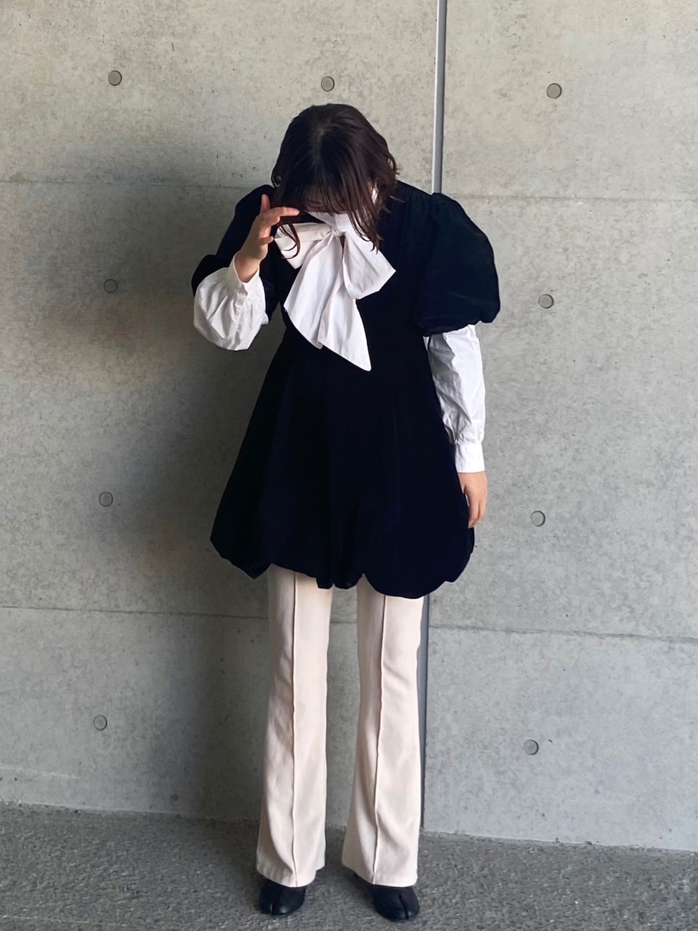 「入学式コーデ、入学式、白黒コーデ、リボンブラウス、バルーンワンピ、休日コーデ、足袋ブーツ、ZARA、GRL、白スラックス、白ブラウス、sy_ootd、フォロー、イイネ、お気に入り登録お願いします♡、instagram:sh_u41z」｜「GRLのアイテム（スラックス、ホワイト系）」を使った、sshuuさん（レディース・154cm）の夏コーディネートの1枚目の写真