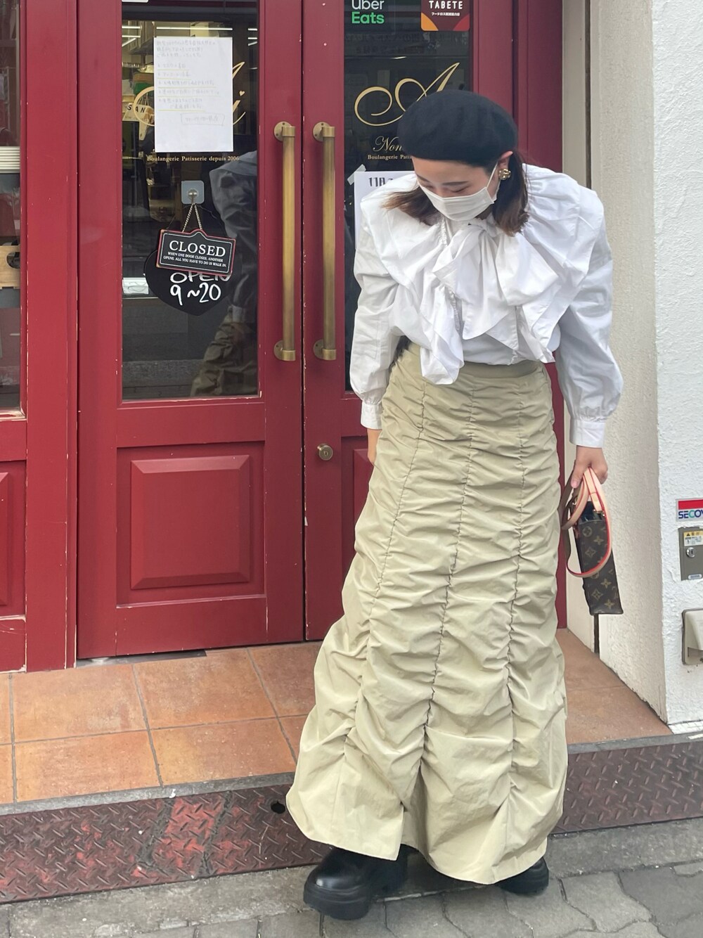 「秋コーデ、カフェ、STUDIOUS、matured、ZARA、ザラ、ブラウス、サイドゴアブーツ、ブーツ、LouisVuitton、ルイヴィトン、ベレー帽、ロングブーツ、sy_ootd、instagram:sh_u41z」｜「ZARAのアイテム（シャツ/ブラウス、ホワイト系）」を使った、sshuuさん（レディース・153cm）の秋コーディネートの1枚目の写真