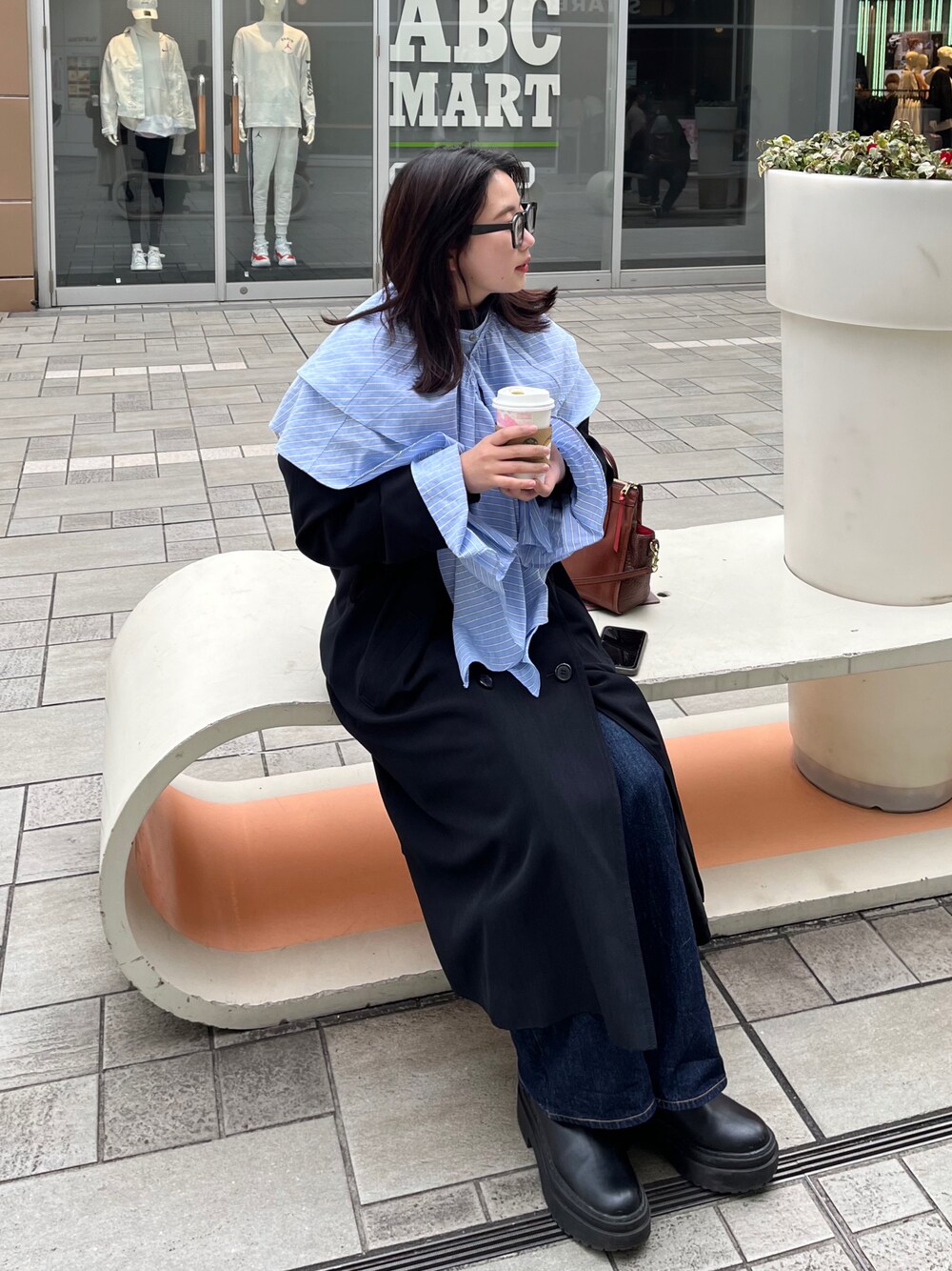 「春服みてみて、ブラウス、トレンチコート、フリルブラウス、maisonspecial、メゾンスペシャル、スターバックス、ブルー、カフェコーデ、ストライプ、デニム、sy_ootd、instagram:sh_u41z、フォロー、イイネ、お気に入り登録お願いします♡」｜「MAISON SPECIALのマルチラッフルカラーブラウス【MAISON SPECIAL/メゾンスペシャル】（シャツ/ブラウス、ブルー系）」を使った、sshuuさん（レディース・153cm）の春コーディネートの1枚目の写真