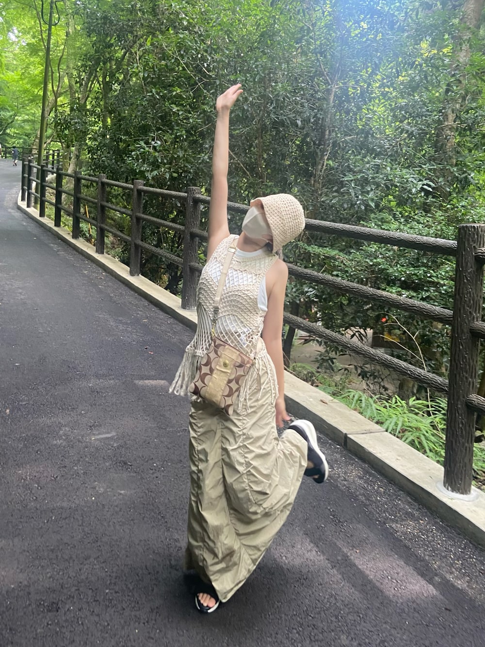 「夏、サンダル、ootd、大人コーデ、休日スタイル、スカート、箕面の滝、自然、オトナカジュアル、sy_ootd、フォロー、イイネ、お気に入り登録お願いします♡、instagram:sh_u41z、Instagramもよかったらよろしくお願いします🙇」｜「MATUREDの【MATURED(マチュアード)】シャーリングスカート（スカート、ベージュ系）」を使った、sshuuさん（レディース・154cm）の夏コーディネートの1枚目の写真