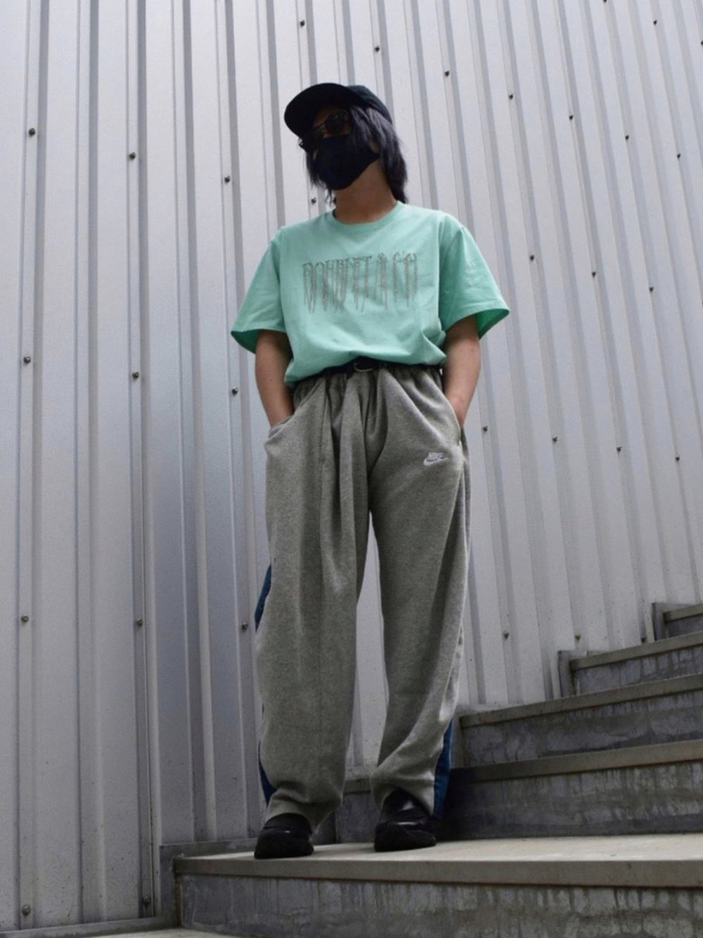 「オーバーサイズ、スニーカーコーデ、革靴、ラフ、大人コーデ、古着MIX、スケータースタイル、ストリートMIX、いいね、save、フォローお願いします🤑、ファッションの力を信じよう」｜「doubletの【doublet】MEN CHAIN FRINGE EMBROIDERY T-SHIRT 21SS36CS174（Tシャツ/カットソー、グリーン系）」を使った、M0nさん（メンズ・168cm）の秋コーディネートの1枚目の写真