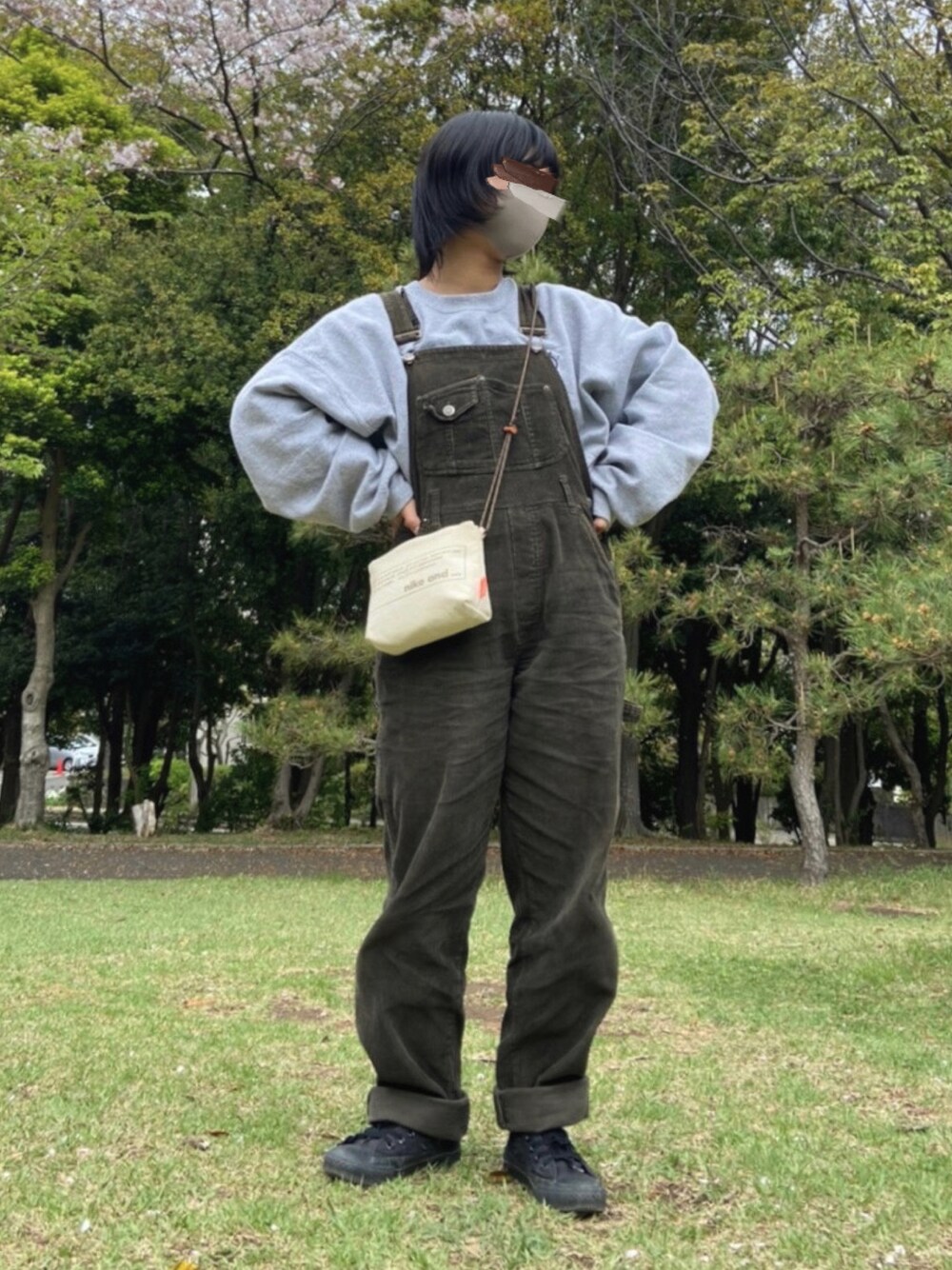 「古着コーデ、低身長コーデ、オーバーオール、niko and ...、converse」｜「CONVERSEのアイテム（スニーカー、ブラック系）」を使った、つぼみさん（レディース・152cm）の春コーディネートの1枚目の写真