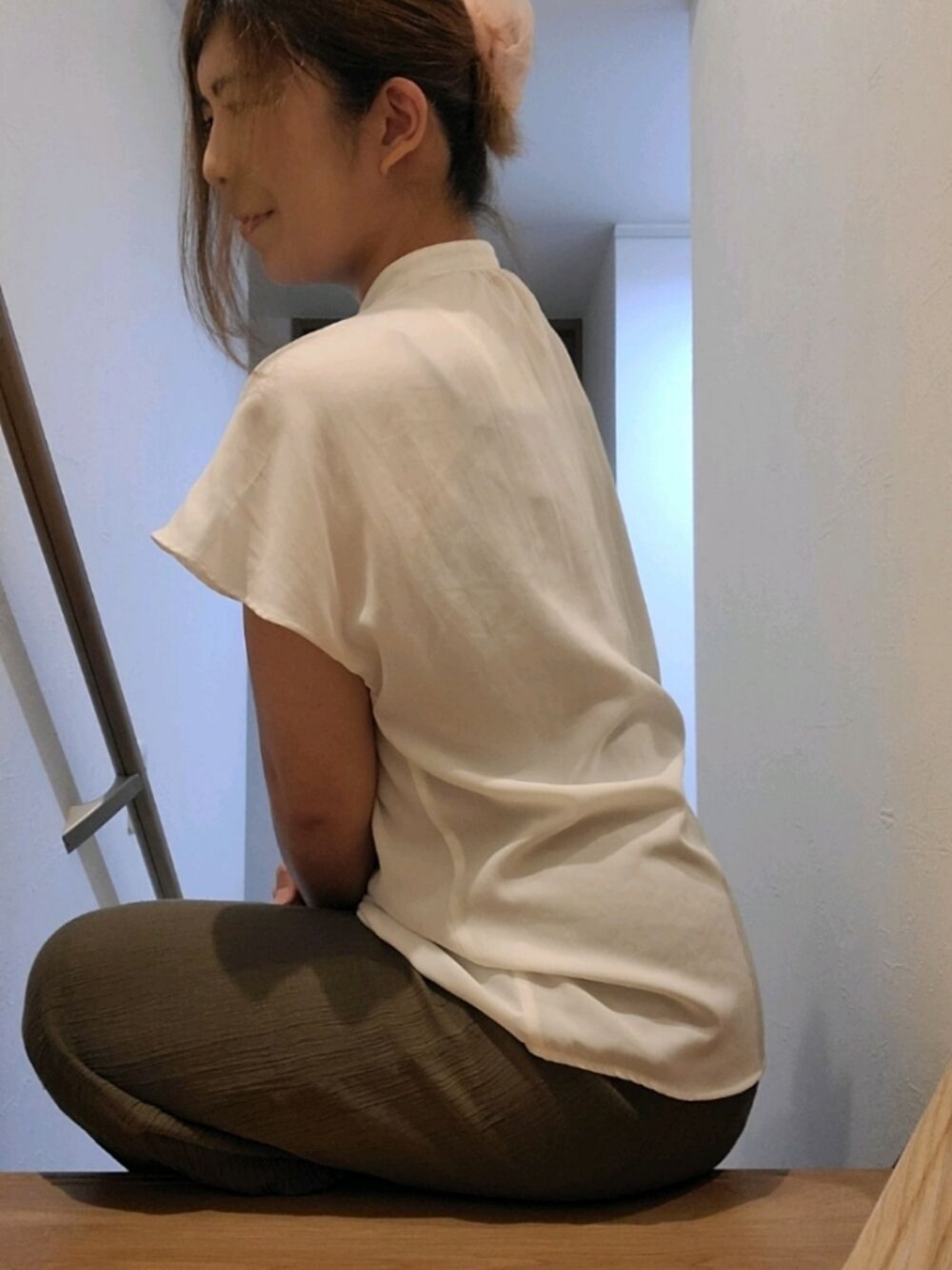 「大人カジュアル、秋カラー、おしゃれさんと繋がりたい、家の中、階段で。、シンプルコーデ、シンプル、秋コーデ、カジュアル、カジュアルコーデ、シンプルスタイル、プチプラ、プチプラコーデ、ブラウス、ブラウス×パンツ」｜「GUのアイテム（シャツ/ブラウス、ホワイト系）」を使った、YUKIガールさん（レディース・171cm）の秋コーディネートの1枚目の写真
