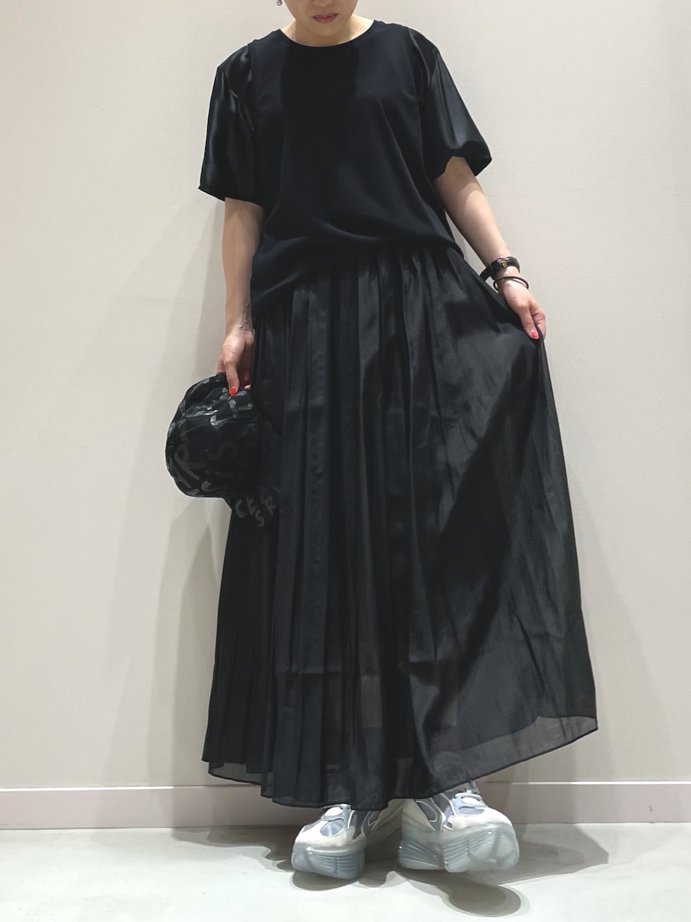 「grounds、スカートコーデ、モノトーンコーデ、オールブラック、MM6、NACOPARIS、スニーカー女子」｜「MM6 Maison Margielaの＜MM6 Maison Martin Margiela＞レイヤードTシャツ Ψ（Tシャツ/カットソー、ブラック系）」を使った、yukkoさん（レディース・155cm）の秋コーディネートの1枚目の写真