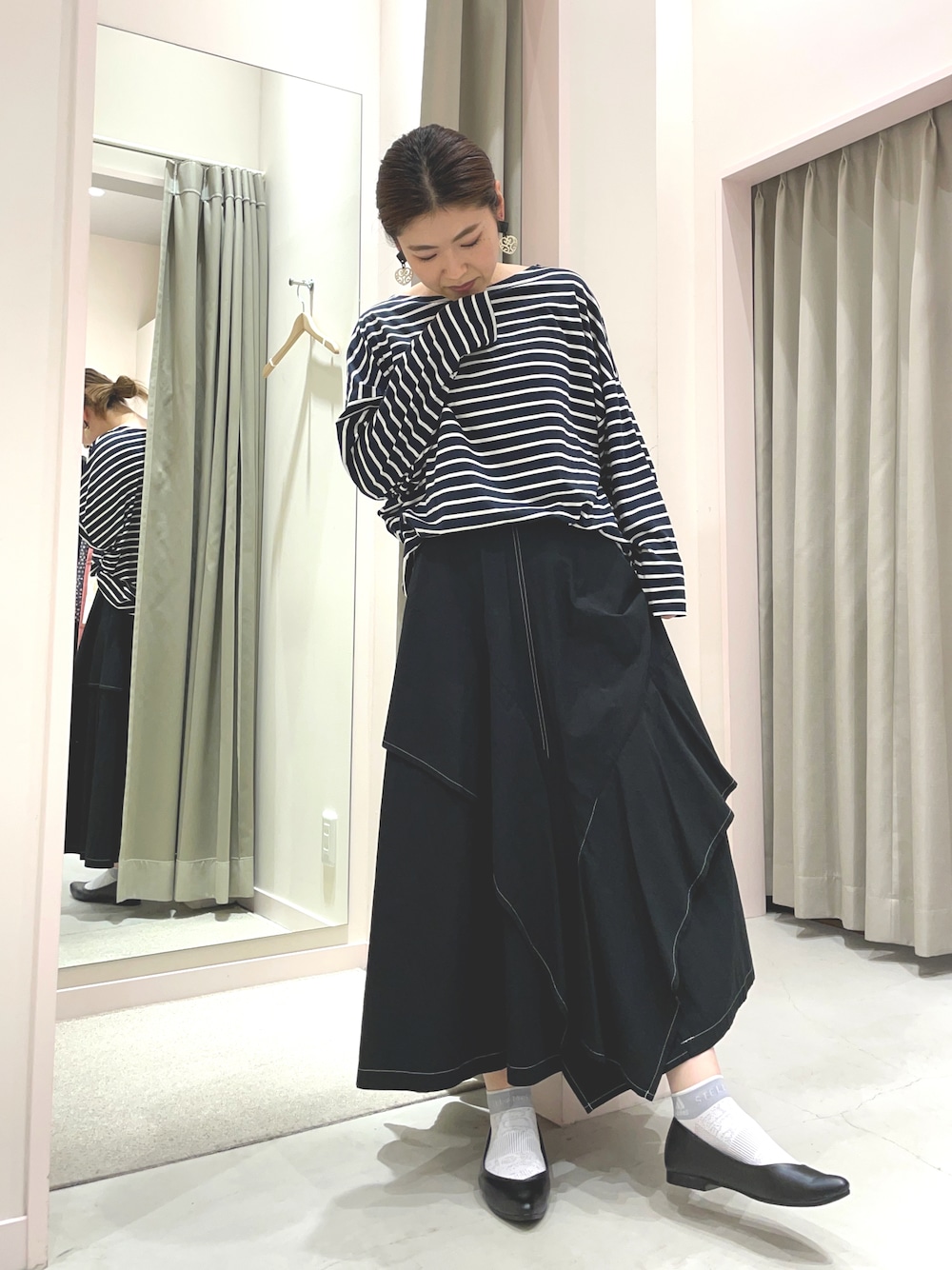 「オトナカジュアル、フラットシューズ、フラットシューズ×靴下、変形スカート、ボーダートップス、Ujoh、08sircus、adidas by Stella McCartney、低身長コーデ」｜「08sircusのアイテム（Tシャツ/カットソー、ブルー系）」を使った、yukkoさん（レディース・155cm）の秋コーディネートの1枚目の写真