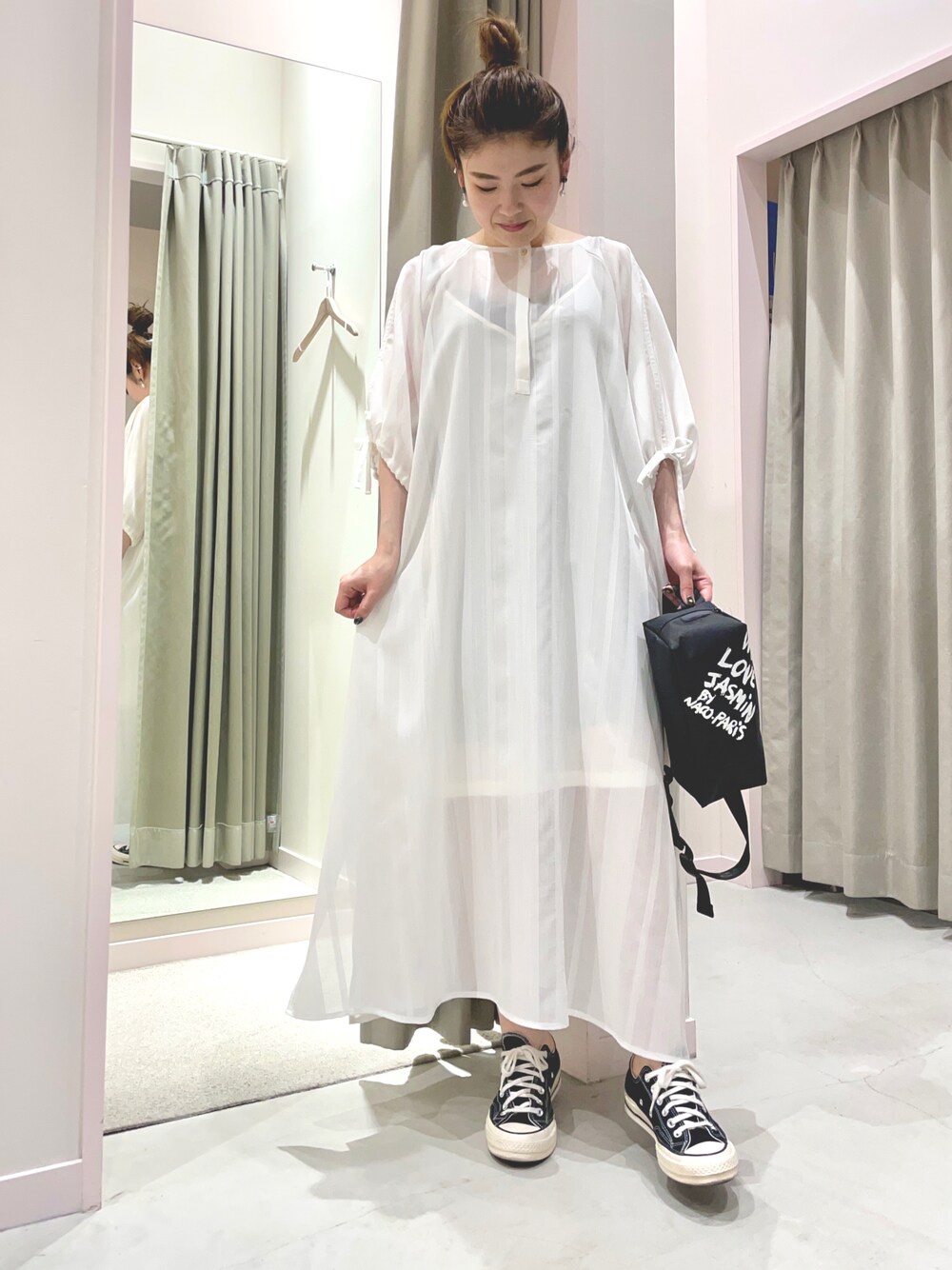 「ワンピース×スニーカー、ワンピースコーデ、マキシ丈ワンピース、白ワンピース、スニーカー女子、低身長コーデ、ボディバッグ、ペイント、おだんごヘアー」｜「OKIRAKUのアイテム（ワンピース、ホワイト系）」を使った、yukkoさん（レディース・155cm）の秋コーディネートの1枚目の写真
