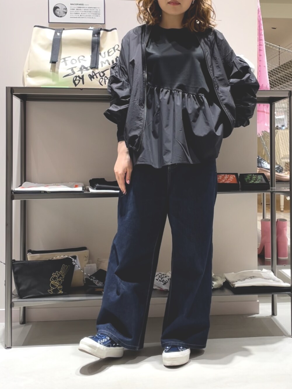「パンツコーデ、ワイドデニム、オトナカジュアル、スニーカーコーデ、スニーカー女子、MAISON EUREKA、低身長コーデ」｜「ENTOのアイテム（トップス、ブラック系）」を使った、yukkoさん（レディース・155cm）の秋コーディネートの1枚目の写真