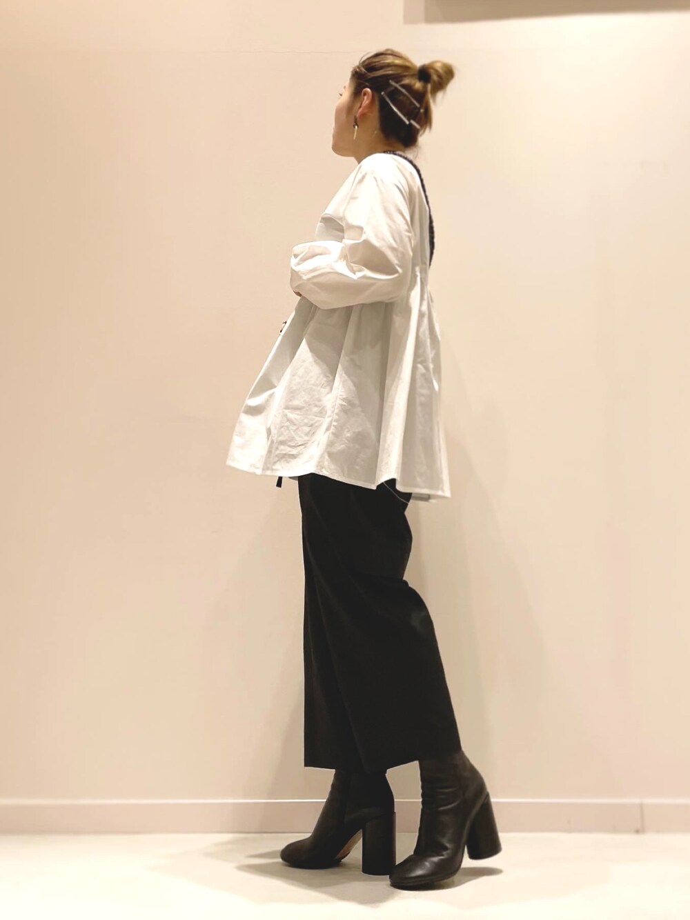 「パンツコーデ、ペプラムブラウス、ブラウスコーデ、MM6、ブーツ」｜「ENTOのアイテム（シャツ/ブラウス、ホワイト系）」を使った、yukkoさん（レディース・155cm）の秋コーディネートの1枚目の写真