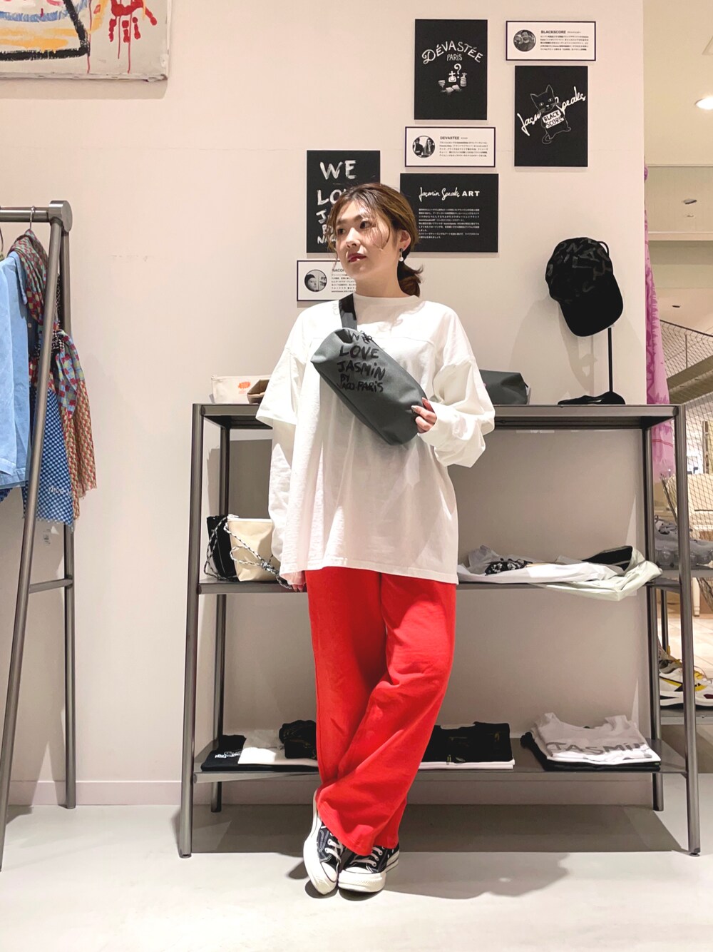 「オトナカジュアル、リラックスコーデ、スウェットパンツ、スニーカー女子、ct70、低身長コーデ、ボディバッグ」｜「TODAYFULのコットンレイヤードロンT（Tシャツ/カットソー、ホワイト系）」を使った、yukkoさん（レディース・155cm）の秋コーディネートの1枚目の写真