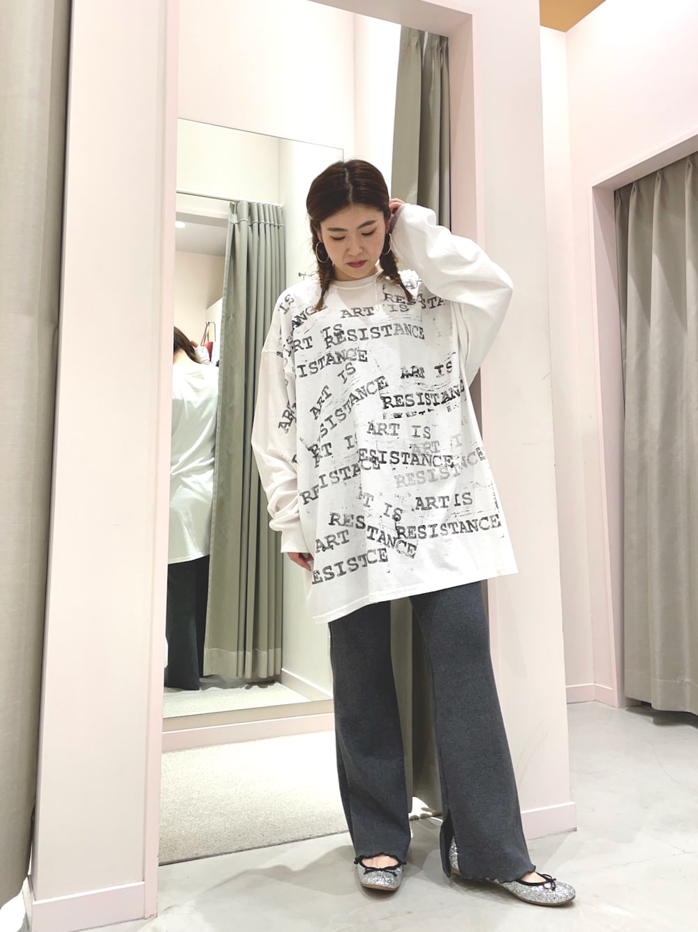 「NACOPARIS、OKIRAKU、リブパンツ、リラックスコーデ、バレエシューズ、グリッター、ロンTコーデ、オーバーサイズＴ、低身長コーデ」｜「naco PARISのアイテム（トップス、ホワイト系）」を使った、yukkoさん（レディース・155cm）の秋コーディネートの1枚目の写真