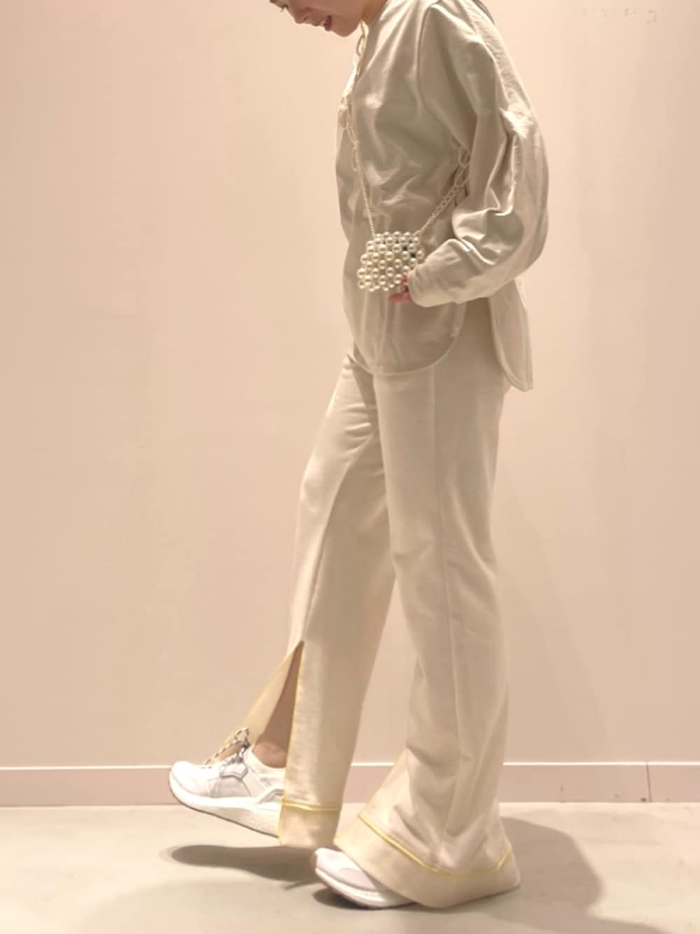 「パンツコーデ、スウエットパンツ、スニーカー女子、adidas by Stella McCartney、ビーズバッグ」｜「FRONT ROW SHOPのアイテム（バッグ、ホワイト系）」を使った、yukkoさん（レディース・155cm）の秋コーディネートの1枚目の写真
