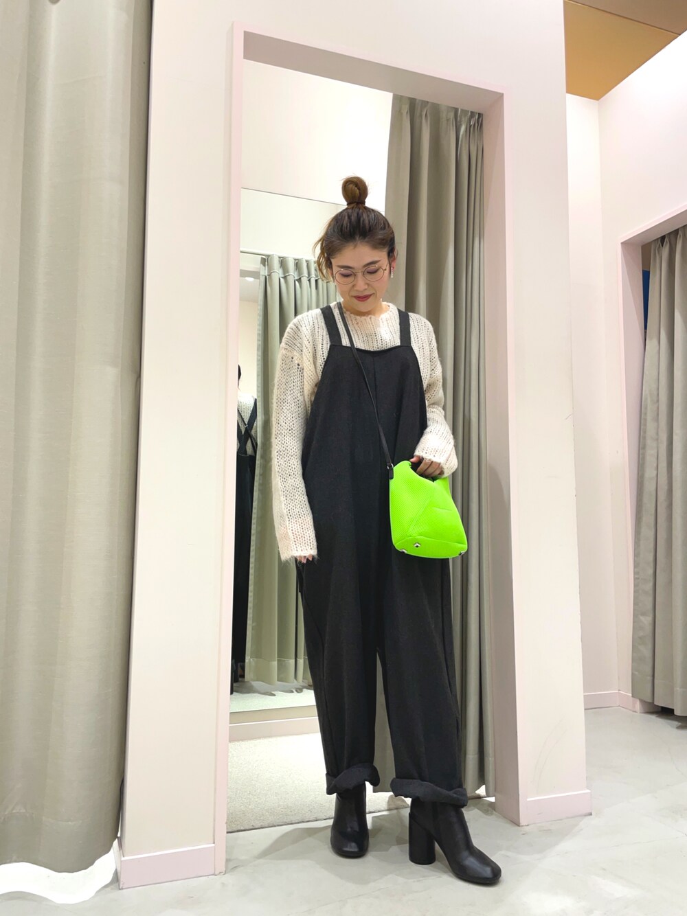 「お出かけコーデ、ゆったりコーデ、ニットコーデ、ざっくりニット、ローゲージニット、モヘアニット、ホワイトニット、サロペット、オールインワン、サロペットコーデ、MM6、おだんごヘアー、ブーツスタイル、低身長コーデ、低身長女子」｜「MM6 Maison Margielaのアイテム（ブーツ、ブラック系）」を使った、yukkoさん（レディース・155cm）の冬コーディネートの1枚目の写真