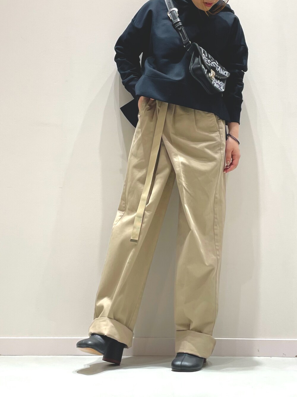 「チノパン、MAISON EUREKA、MM6、パンツコーデ」｜「ENTOのアイテム（スウェット、ブラック系）」を使った、yukkoさん（レディース・155cm）の秋コーディネートの1枚目の写真