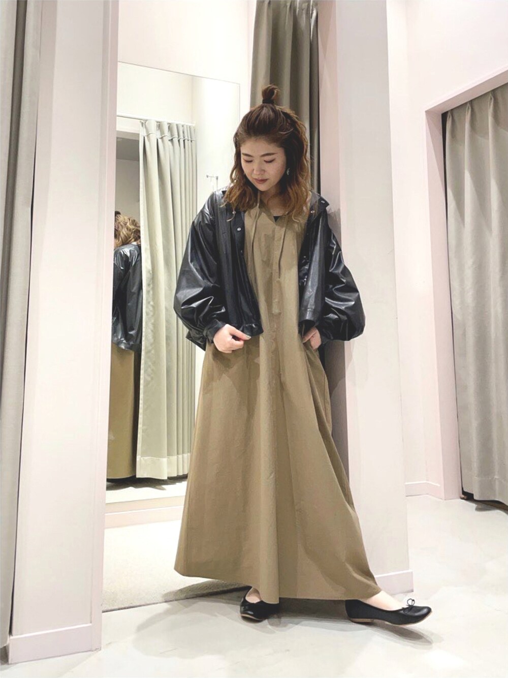 「秋のコーデ、秋服、エコレザー、ノーカラーブルゾン、ワンピースコーデ、カフタンワンピース、バレエシューズ、farfalle、低身長コーデ」｜「farfalleの神戸のブランドfarfalle(ファルファーレ)のスムースバレエです🦋（バレエシューズ、ブラック系）」を使った、yukkoさん（レディース・155cm）の秋コーディネートの1枚目の写真