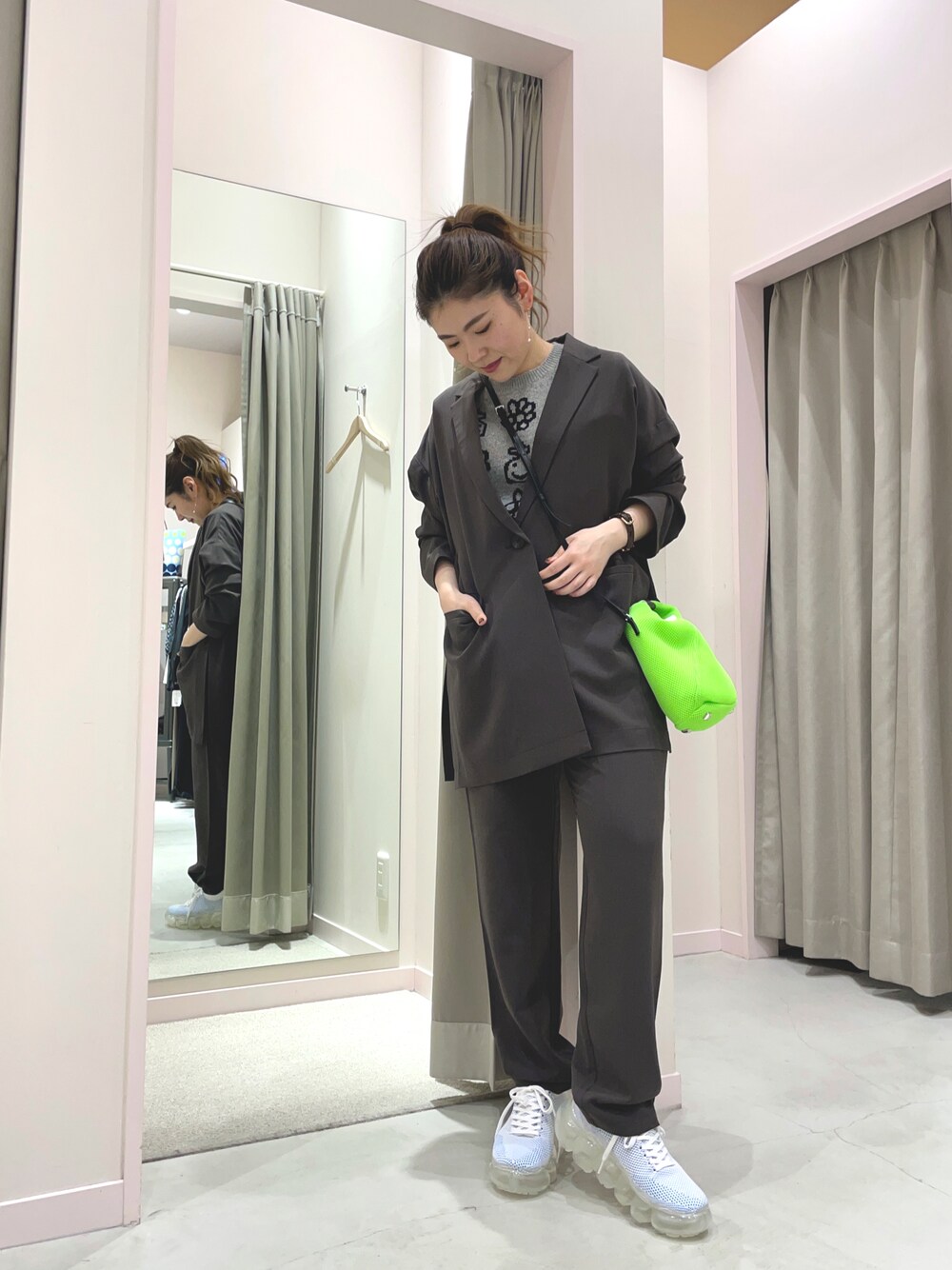 「セットアップコーデ、ジャケットコーデ、パンツコーデ、MM6、grounds、スニーカーコーデ、スニーカー女子、DEVASTEE、セットアップスーツ、ポニーテール、低身長コーデ、低身長女子、カジュアルセットアップ、差し色(緑)」｜「DEVASTEEのアイテム（ニット/セーター、グレー系）」を使った、yukkoさん（レディース・155cm）の冬コーディネートの1枚目の写真