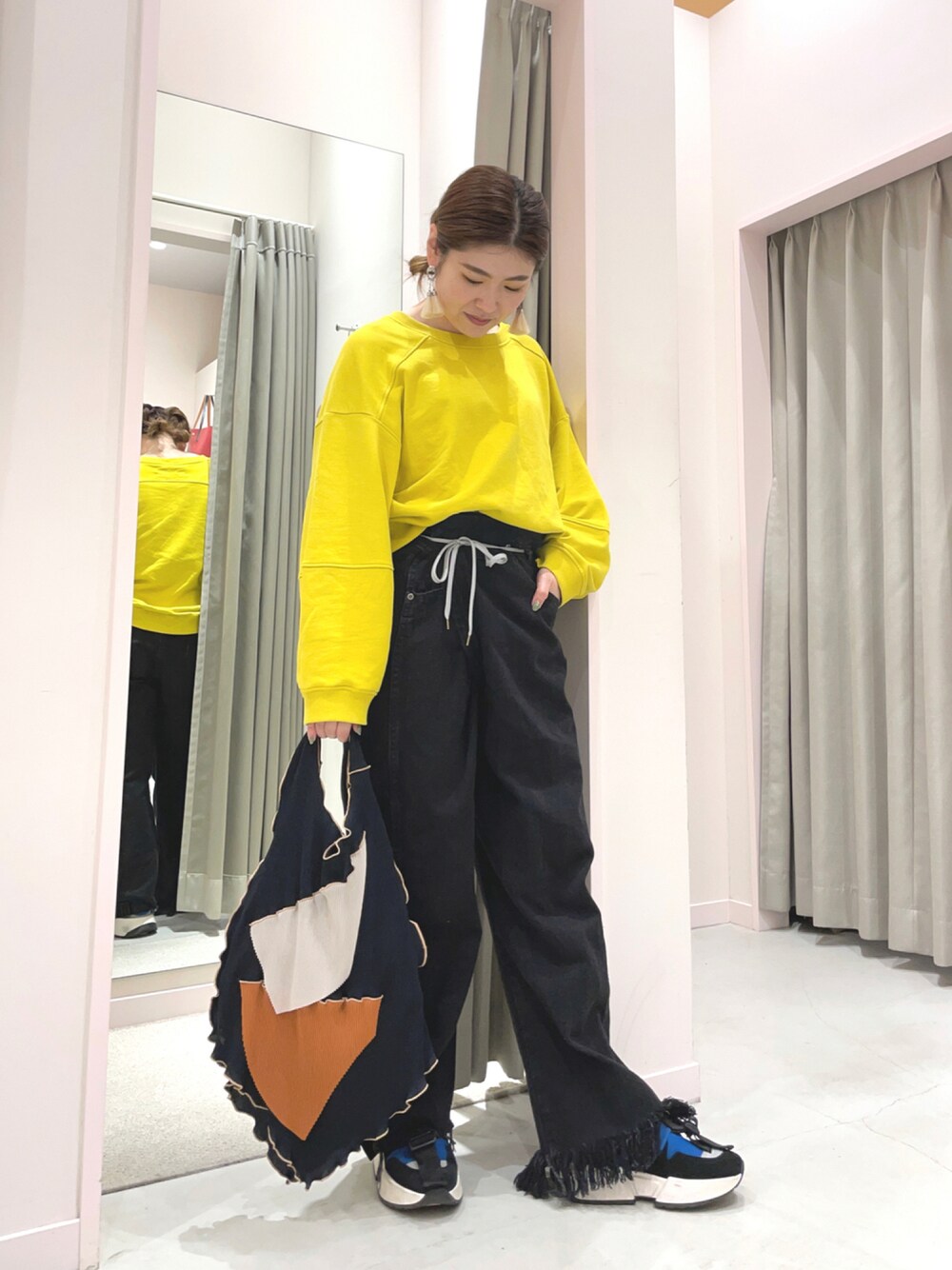 「秋のコーデ、スニーカーコーデ、ブラックデニム、MM6、スニーカー女子、パンツコーデ、低身長コーデ、ラップパンツ、オトナカジュアル、差し色(黄色)、TOGA PULLA、MAISONEUREKA、humanoid、kotohayokozawa、プリーツバッグ」｜「HUMANOIDのアイテム（スウェット、イエロー系）」を使った、yukkoさん（レディース・155cm）の秋コーディネートの1枚目の写真