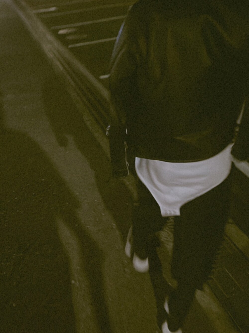 「RICK OWENS、モード、ストリート、ライダース」｜「Rick Owensのアイテム（タンクトップ、ホワイト系）」を使った、wサメ握り一貫さん（メンズ・178cm）の秋コーディネートの1枚目の写真