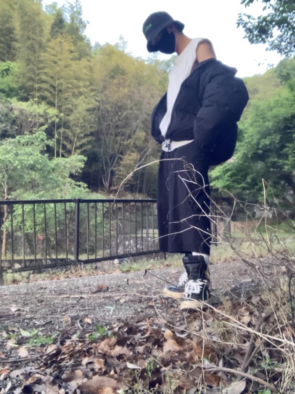 「リックオウエンス、ジオバス、ハレ(HARE)、バレンティノ」｜「Rick OwensのRick Owens - Geo Basket スニーカー - women - カーフレザー/レザー/rubber - 36（ブーツ、ブラック系）」を使った、wサメ握り一貫さん（メンズ・178cm）の夏コーディネートの1枚目の写真