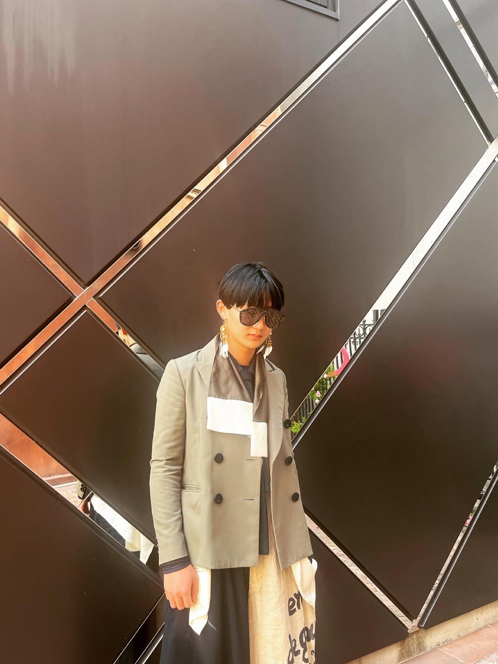 「休日コーデ、はるコーデ、大人カジュアル、ブラック、モード、ヨウジヤマモト、サカイ、yohjiyamamoto」｜「FENDIのアイテム（サングラス、ベージュ系）」を使った、wサメ握り一貫さん（メンズ・178cm）の冬コーディネートの1枚目の写真