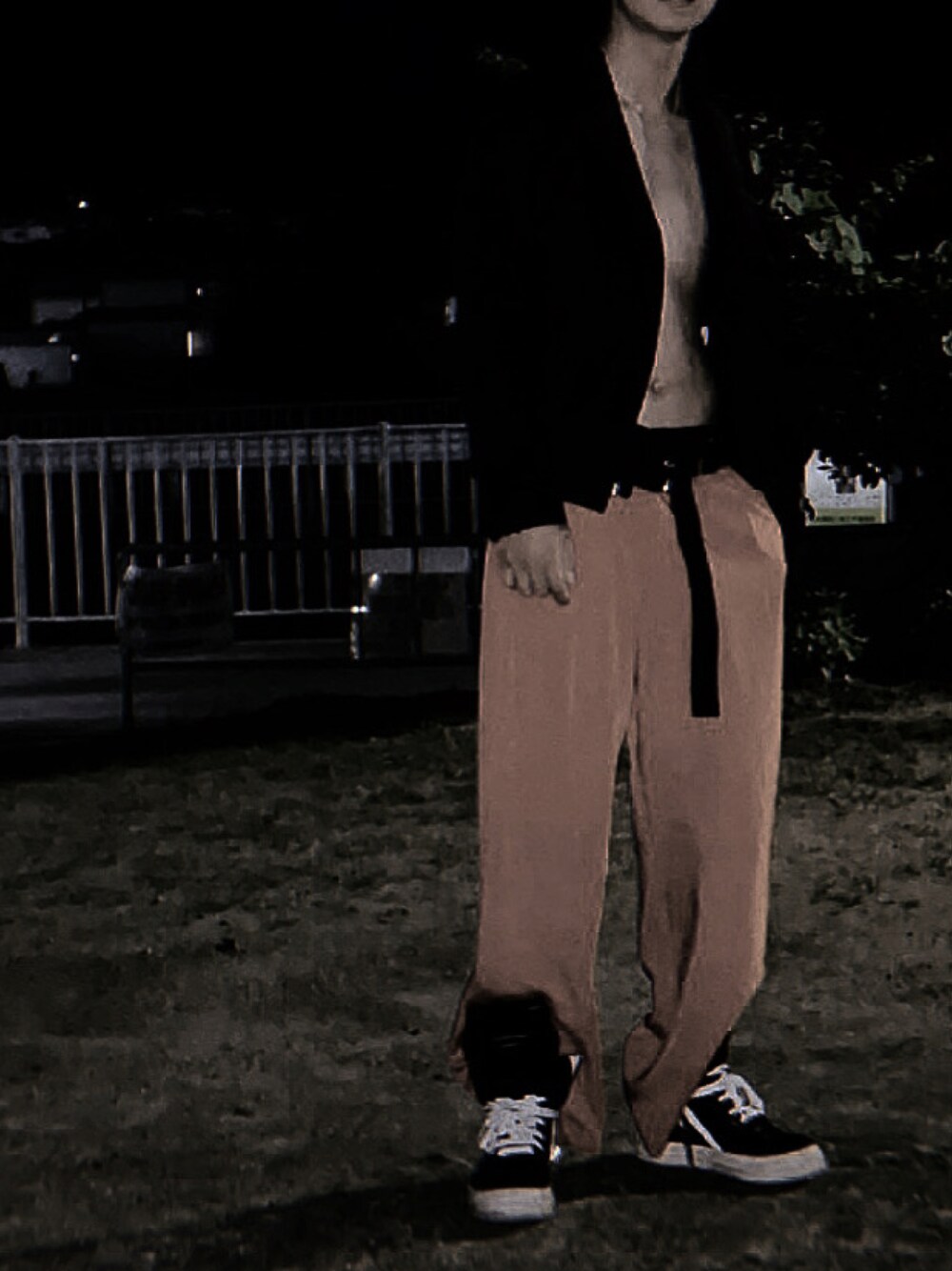 ブラック系のテーラードジャケット、ブラック系のトートバッグ、ブラック系のスニーカーを着用したメンズの夏コーディネートの1枚目の写真