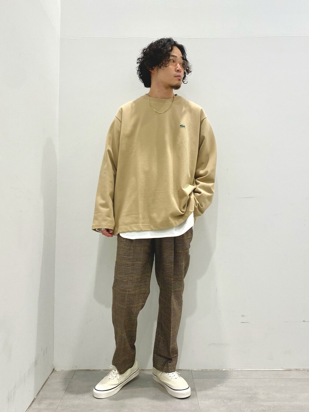 ベージュ系のTシャツ/カットソー、ホワイト系のTシャツ/カットソー、ブラウン系のスラックスを着用したメンズの秋コーディネートの1枚目の写真